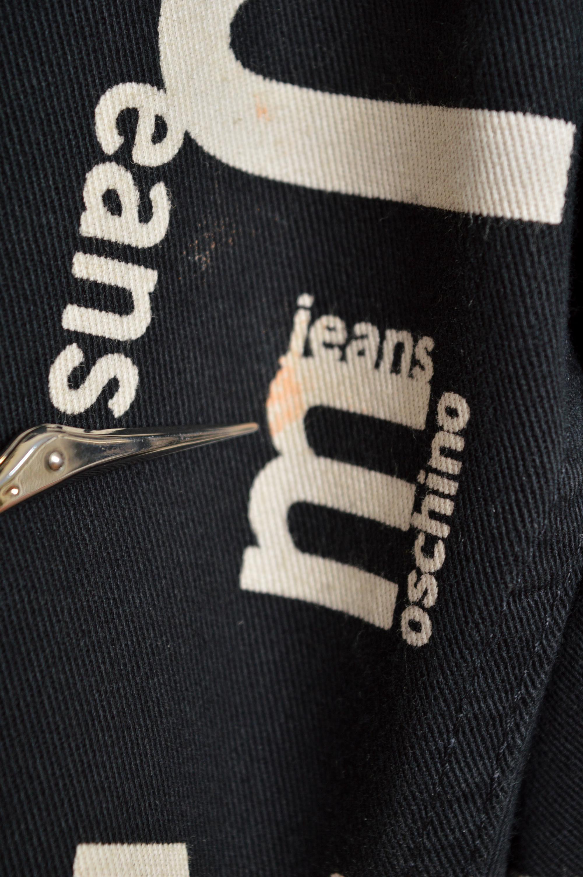Vintage Moschino Jeans 2000s Noir imprimé Spell out denim Jeans en vente 5