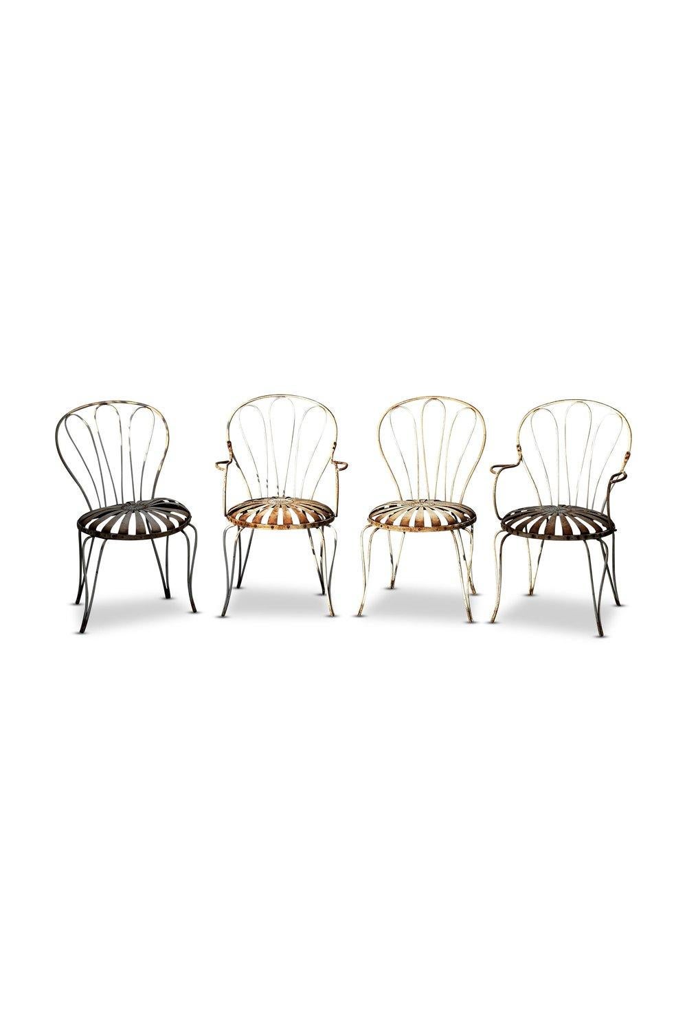 French designer, Francois Carré, a maestro of wrought iron craftsmanship during the early 20th century, left an indelible mark on garden furniture design. This ensemble, bearing his name, reflects timeless elegance.

Crafted with precision, each