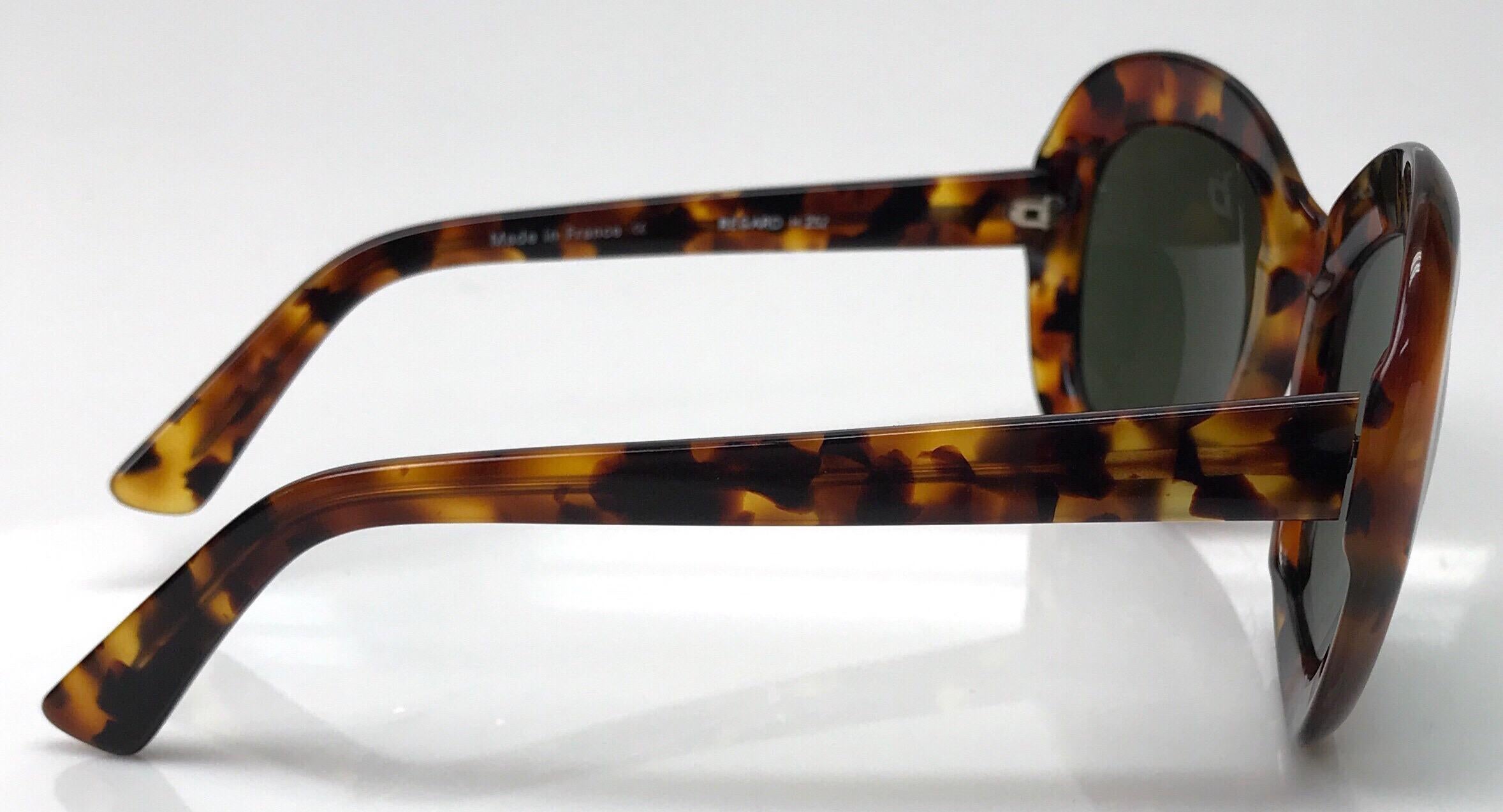 vintage Francois Pinton Tortoise Shell sunglasses. These amazing Francois Pinton sunglasses are in good condition. They are vintage and have sign of use consistent with age. They are made of a brown tortoise shell frame with dark lens. The lens are