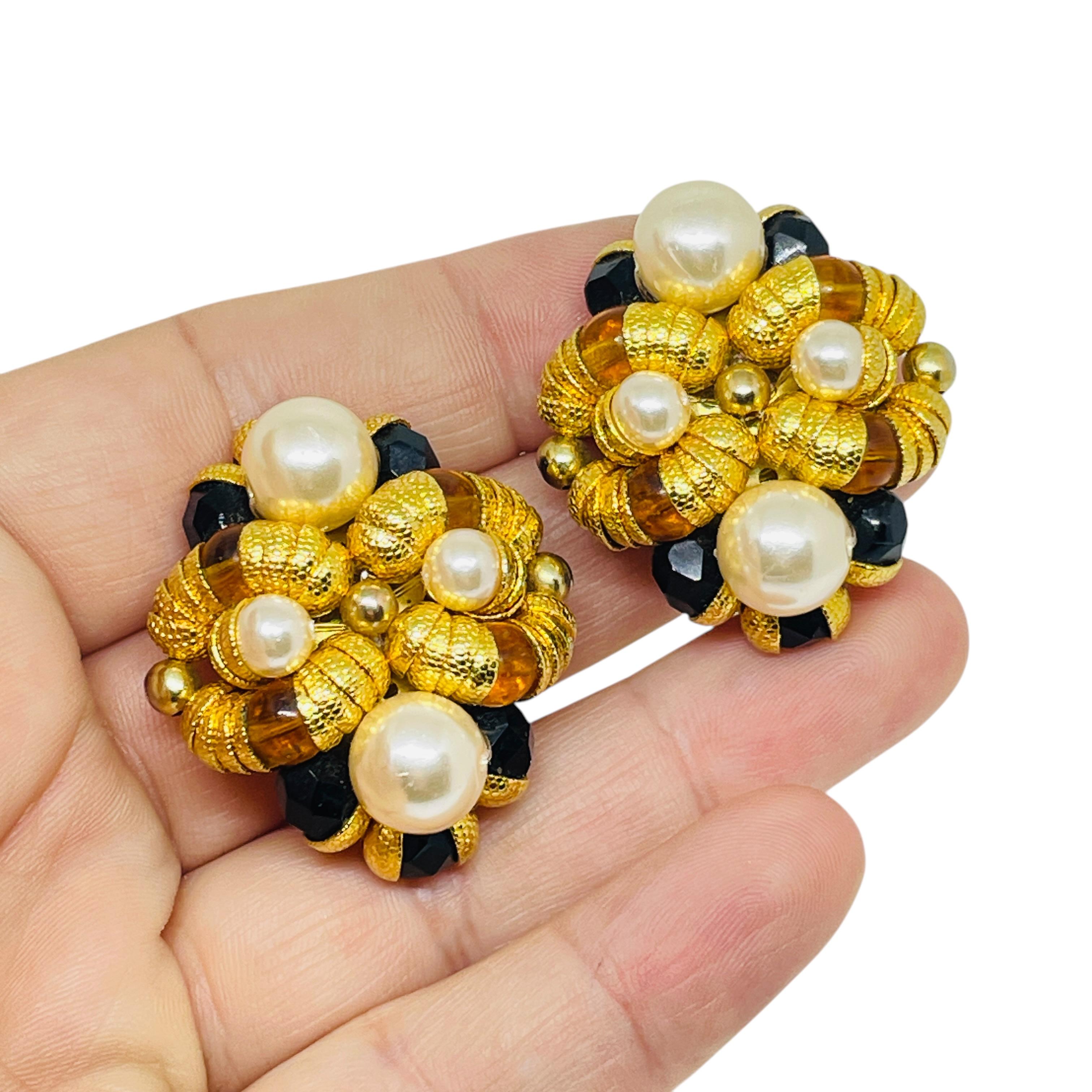 DETALLES

- sin firmar FRANCOISE MONTAGUE

- tono dorado con cuentas de cristal

- pendientes vintage de diseño

MEDIDAS  

- 

CONDICIÓN

-  muy buen estado vintage con mínimos signos de desgaste 

 Código 50

❤️❤️  JOYAS DE DISEÑO VINTAGE