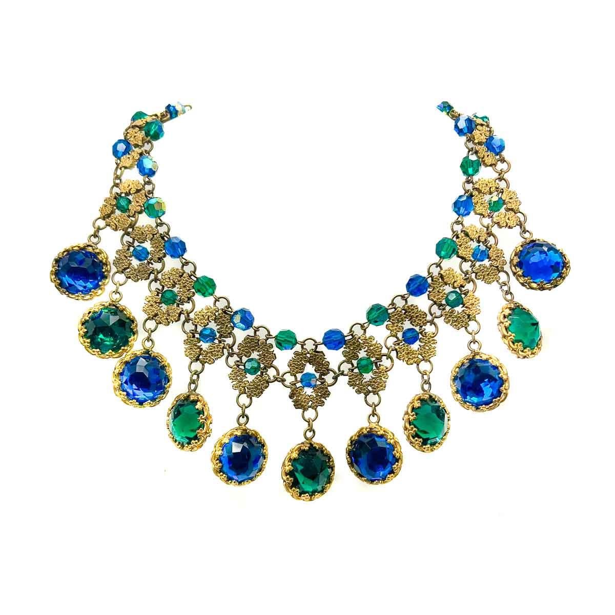 Ein Vintage Francoise Montague Tröpfchen Kragen. Ein auffälliges und glamouröses Halsband mit einem kunstvoll durchbrochenen Metallkragen, der mit Perlen und elf großen Tropfen in smaragdgrünem und elektro-blauem Kristall verziert ist, für einen