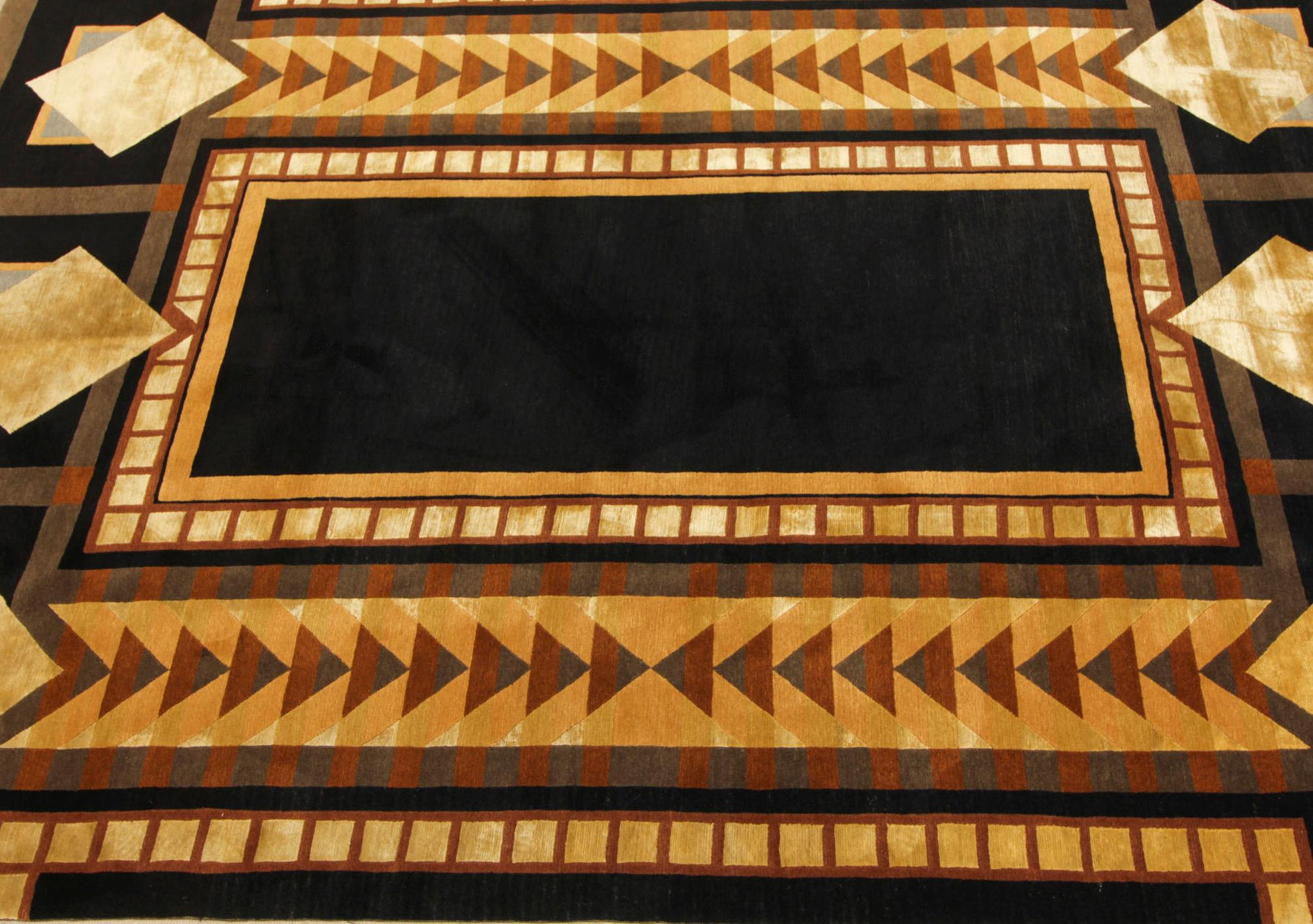 Il s'agit d'un très élégant tapis à carrés impériaux d'époque, conçu par Frank Loyd Wright, datant des années 1950 et 1960, et d'une grande qualité.  deuxième  moitié du 20e siècle.
 
Ce magnifique tapis a été tissé à la main au Tibet. Il est