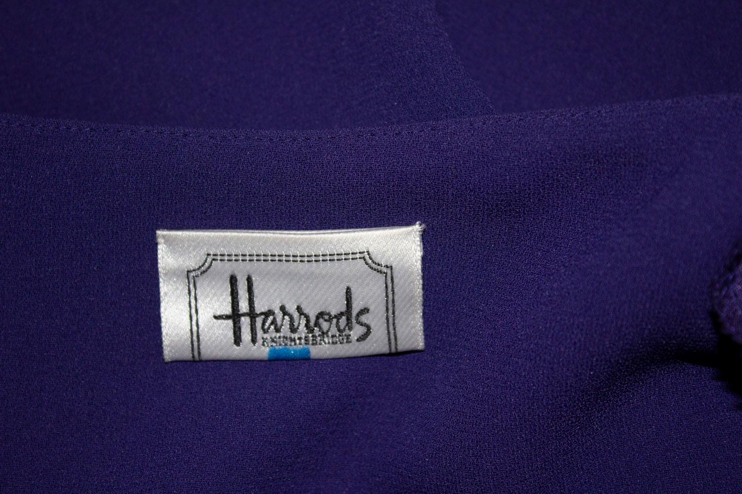Une robe manteau vintage chic et facile à porter par Frank Usher pour Harrods. La robe a des broderies sur l'encolure et le devant, une fente de 15'' sur l'un ou l'autre et les pad d'épaule d'origine.  qui pourraient être retirés. Taille UK 10 