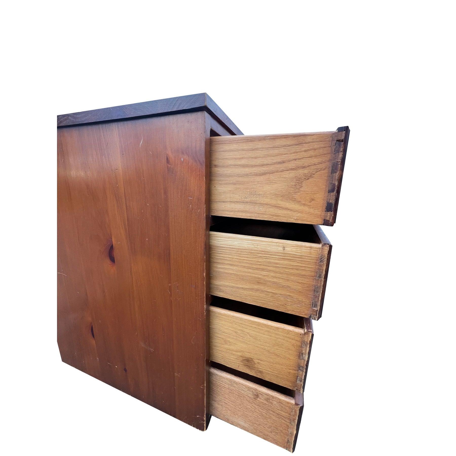 Franklin Shockey-Kommode aus Knotty- Kiefernholz im modernen Stil im Zustand „Gut“ im Angebot in Saddle River, NJ