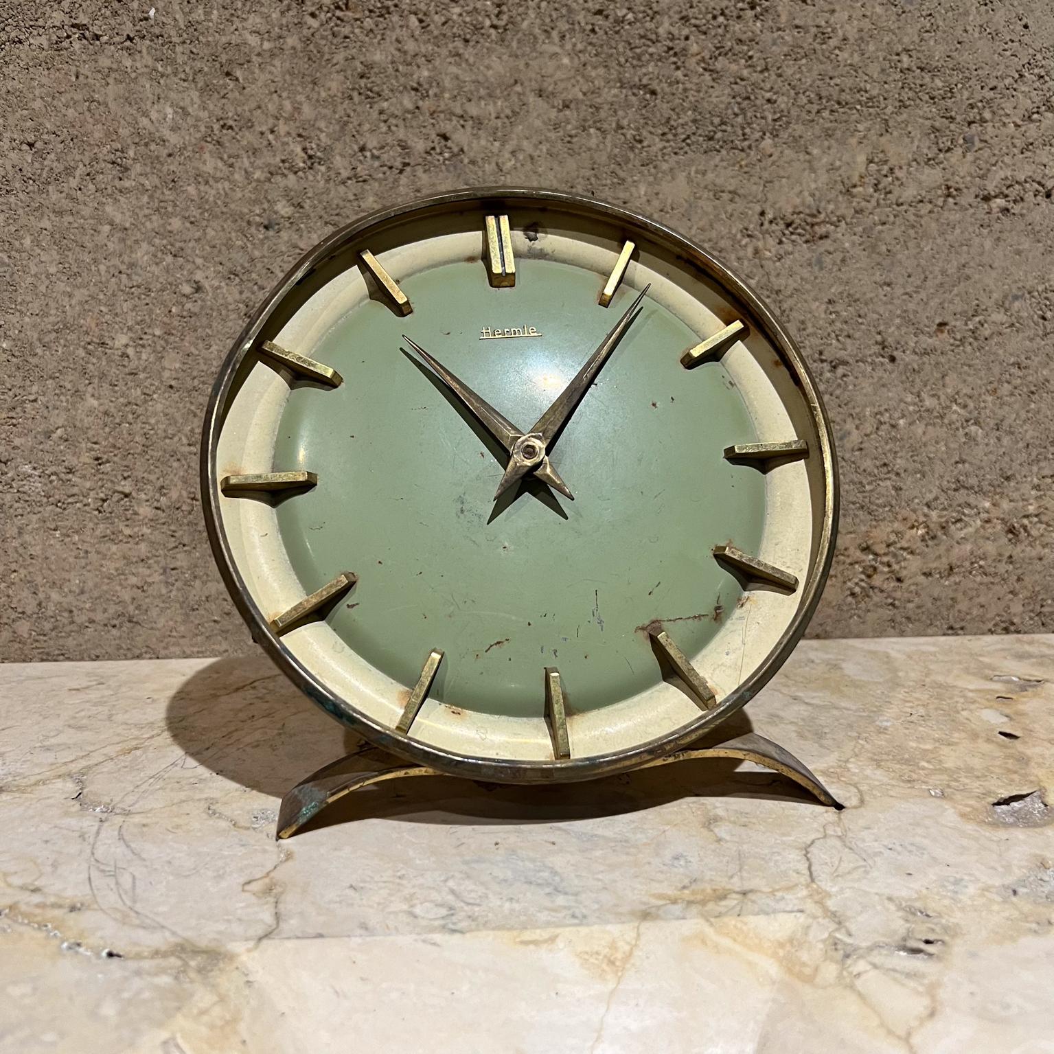 Horloge de bureau Hermle Art déco Up&Up mécanique
Non fonctionnel
6,5 h x 7 l x 3d
Vintage d'occasion non restauré ne fonctionnant pas
examiner toutes les images fournies