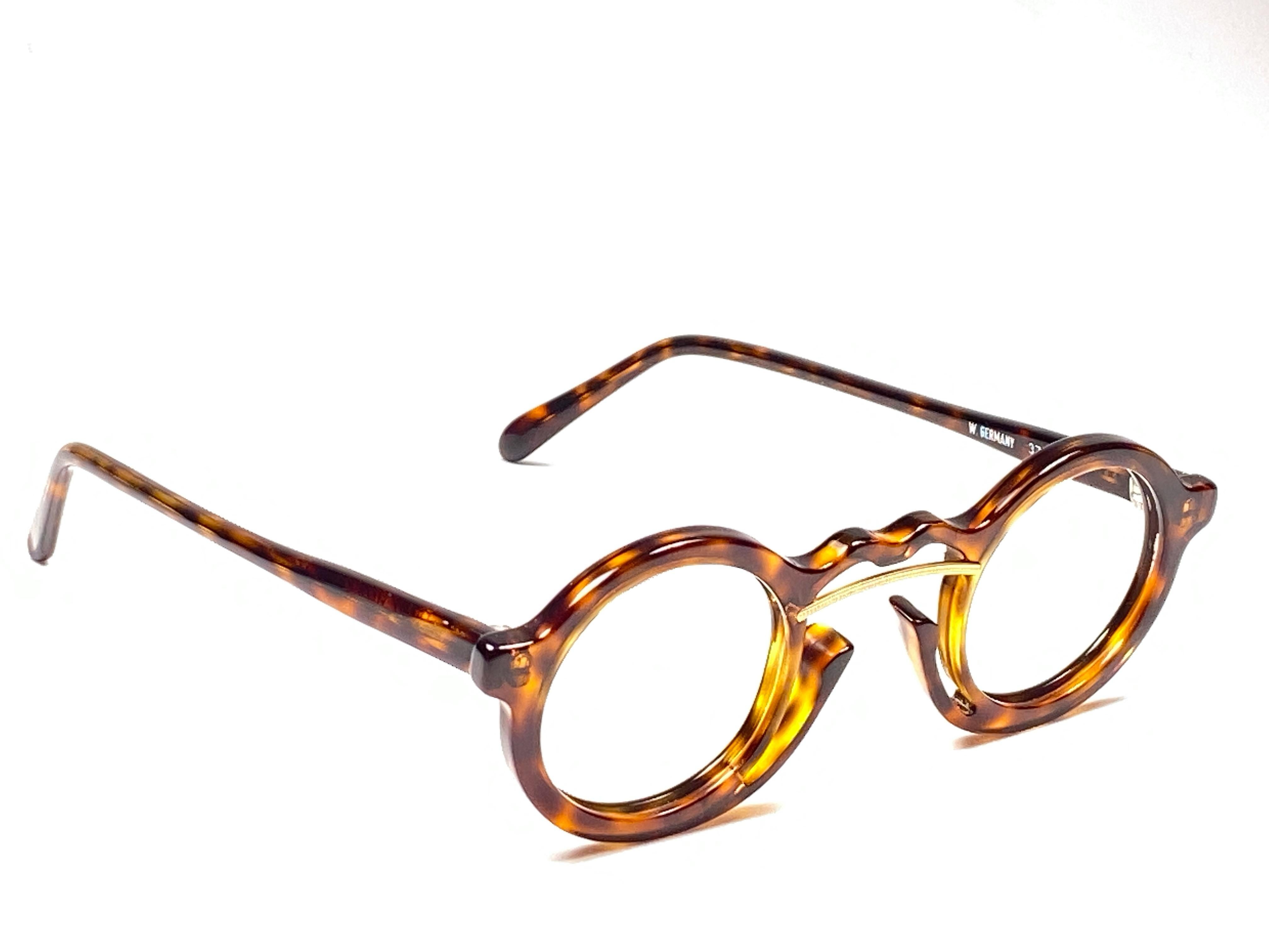 

Vintage Franz Ruzcka 328 round tortoise with gold accents.

This pair could show minor sign of wear due to storage. 
Made in France.

Front : 12 cms
Lens : 3.8 cms