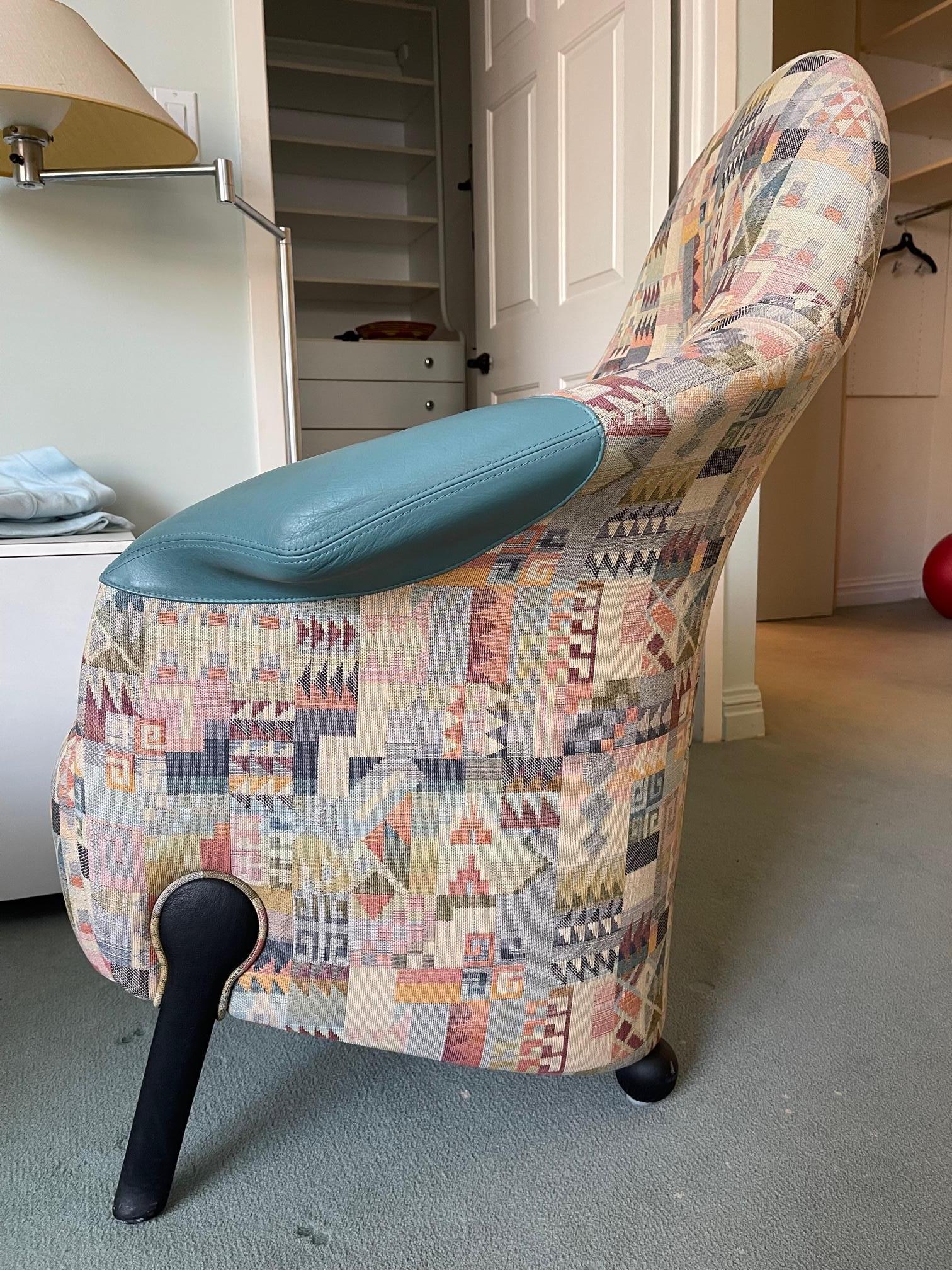 Original Missoni Relaxsessel aus Leder und Stoff mit Ottomane, entworfen von Franz Wittmann. Dieser Stuhl ist ein österreichisches Design und wurde in den 1970er Jahren hergestellt.  Die hinteren Stuhlbeine haben eine runde Form, die sich von den