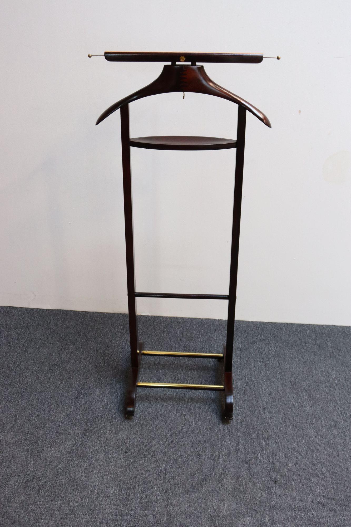 Bellissimo valletto/cameriere italiano in mogano riccamente tinto disegnato dai Fratelli Reguitti negli anni '50.
Questo design viene spesso attribuito erroneamente a Ico Parisi, che utilizzava queste vallette per lo styling ma non le ha mai