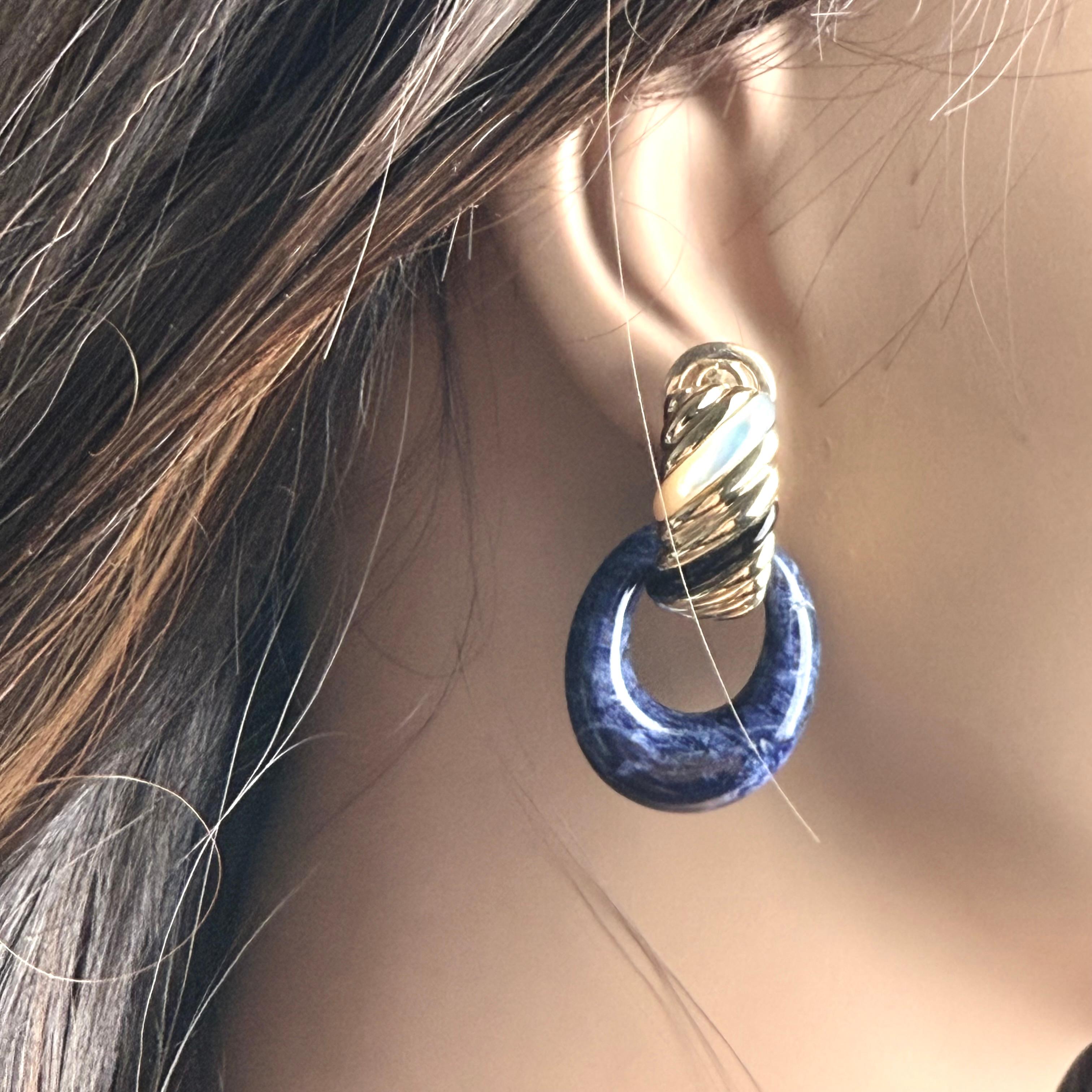 Pendientes vintage FRED Paris de oro amarillo de 18 quilates con esmalte de nácar y lapislázuli de 1980 en venta 5
