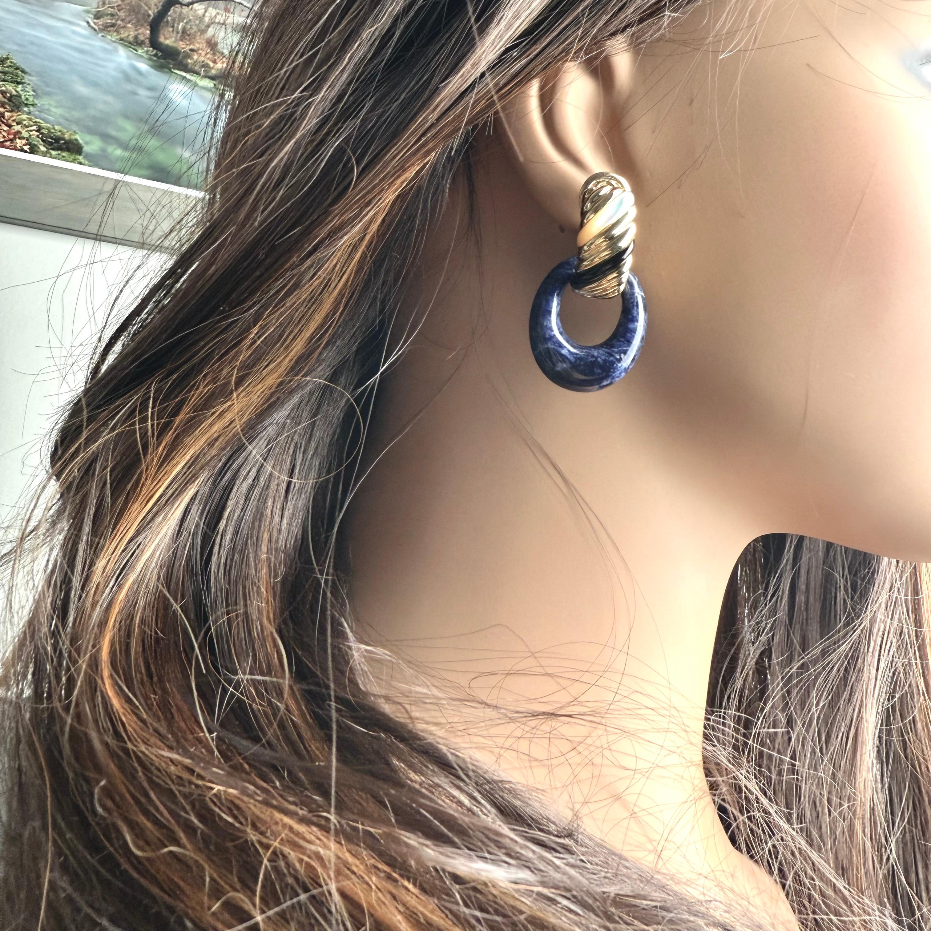 Pendientes vintage FRED Paris de oro amarillo de 18 quilates con esmalte de nácar y lapislázuli de 1980 Contemporáneo en venta