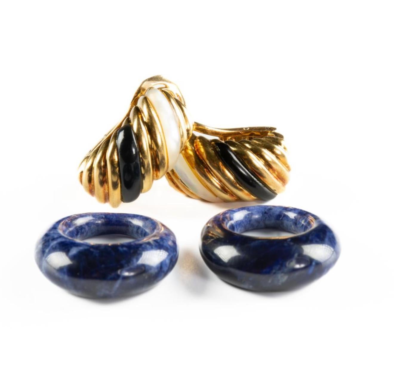 Pendientes vintage FRED Paris de oro amarillo de 18 quilates con esmalte de nácar y lapislázuli de 1980 Cabujón en venta