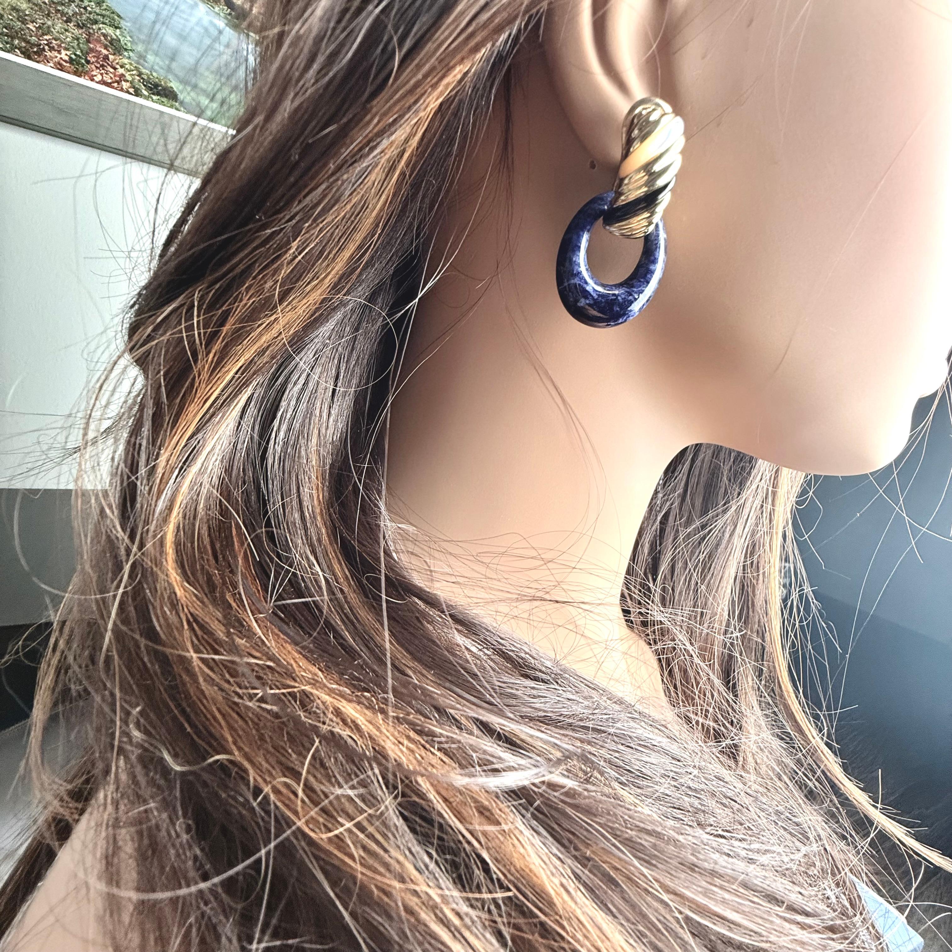 Pendientes vintage FRED Paris de oro amarillo de 18 quilates con esmalte de nácar y lapislázuli de 1980 en Bueno estado para la venta en New York, NY