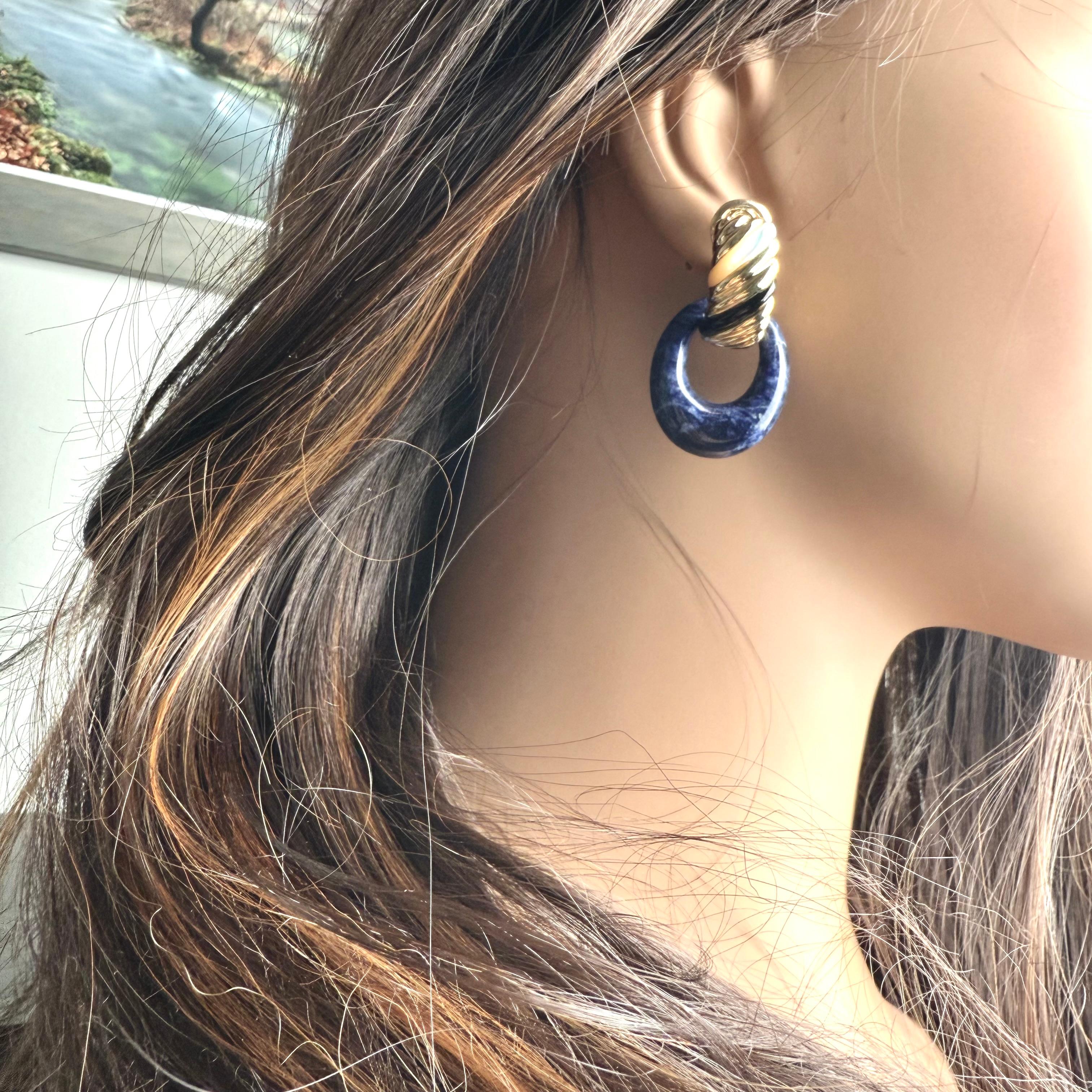 Pendientes vintage FRED Paris de oro amarillo de 18 quilates con esmalte de nácar y lapislázuli de 1980 en venta 1