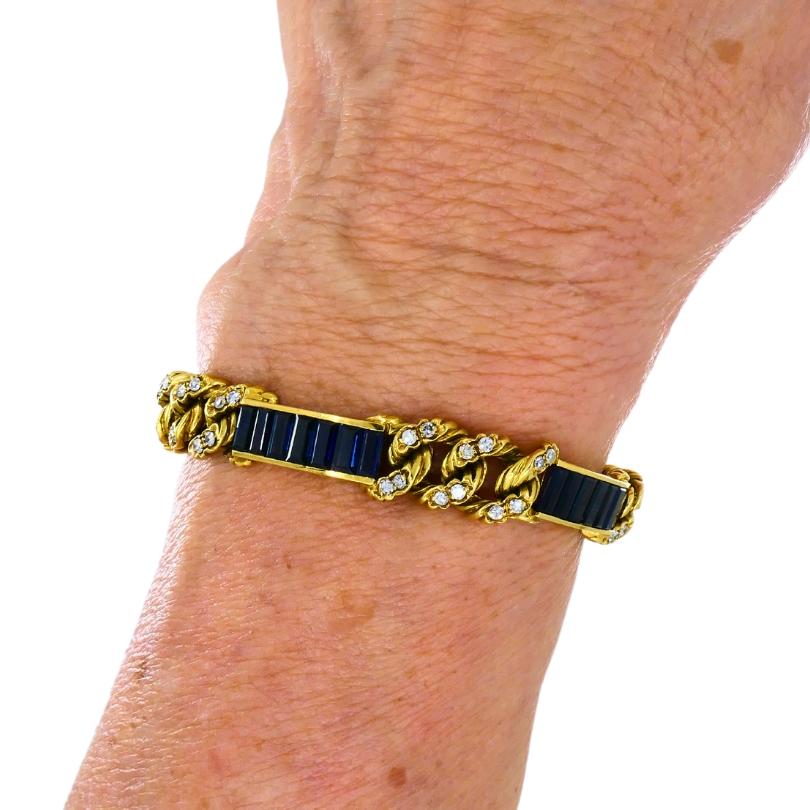 Bracciale Fred Paris vintage con zaffiri e diamanti, realizzato in oro 18 carati.
Il bracciale presenta eleganti zaffiri blu con taglio a baguette, disposti in impeccabili segmenti con incastonatura a canale. Questi profondi e ricchi zaffiri blu si