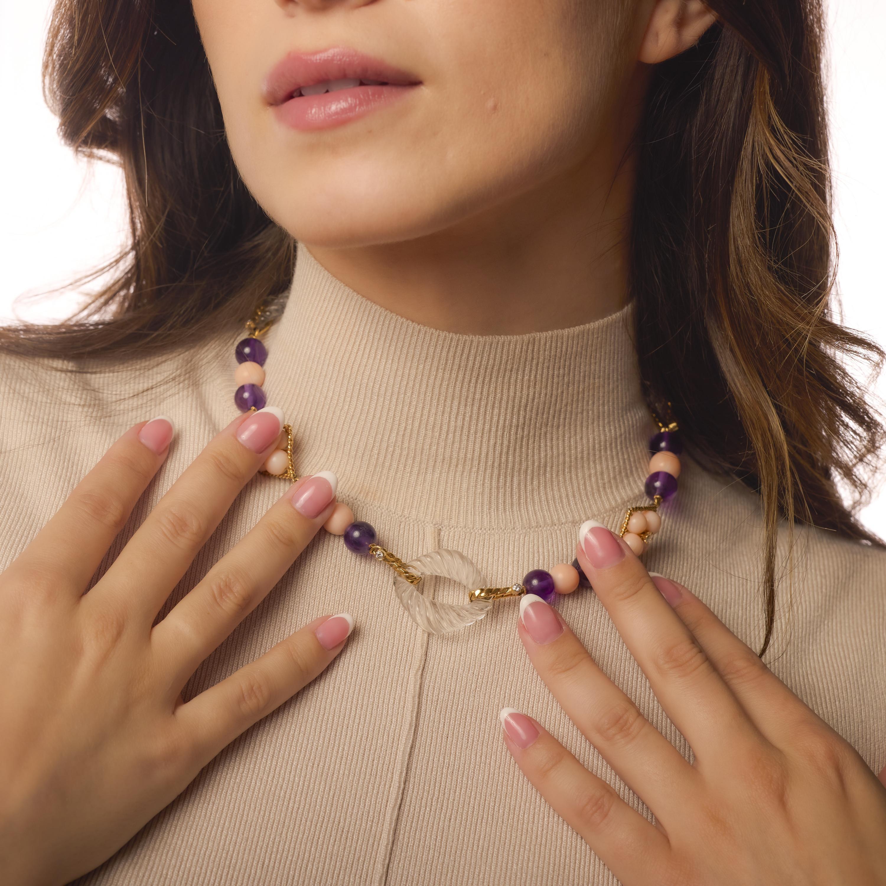 Questa collana Vintage By abbaglia con un corallo vibrante, un'ametista brillante, un cristallo di rocca luminoso e diamanti scintillanti incastonati con eleganza in oro giallo 18 carati.