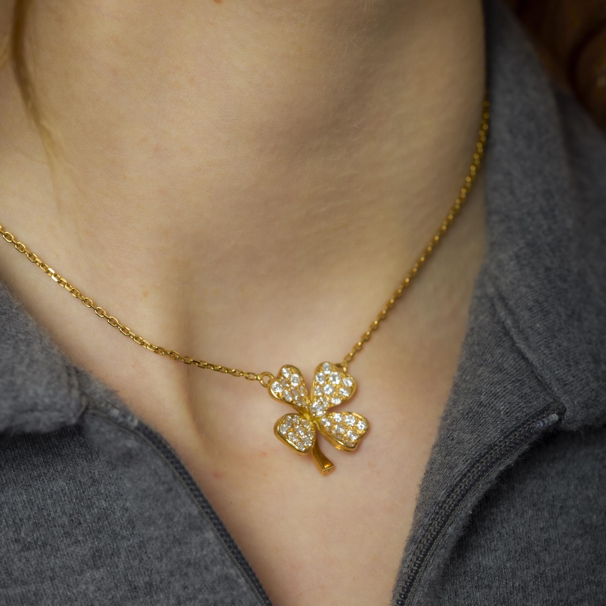 Taglio brillante Collana a trifoglio d'epoca Fred Paris in oro giallo 18 carati e diamanti in vendita