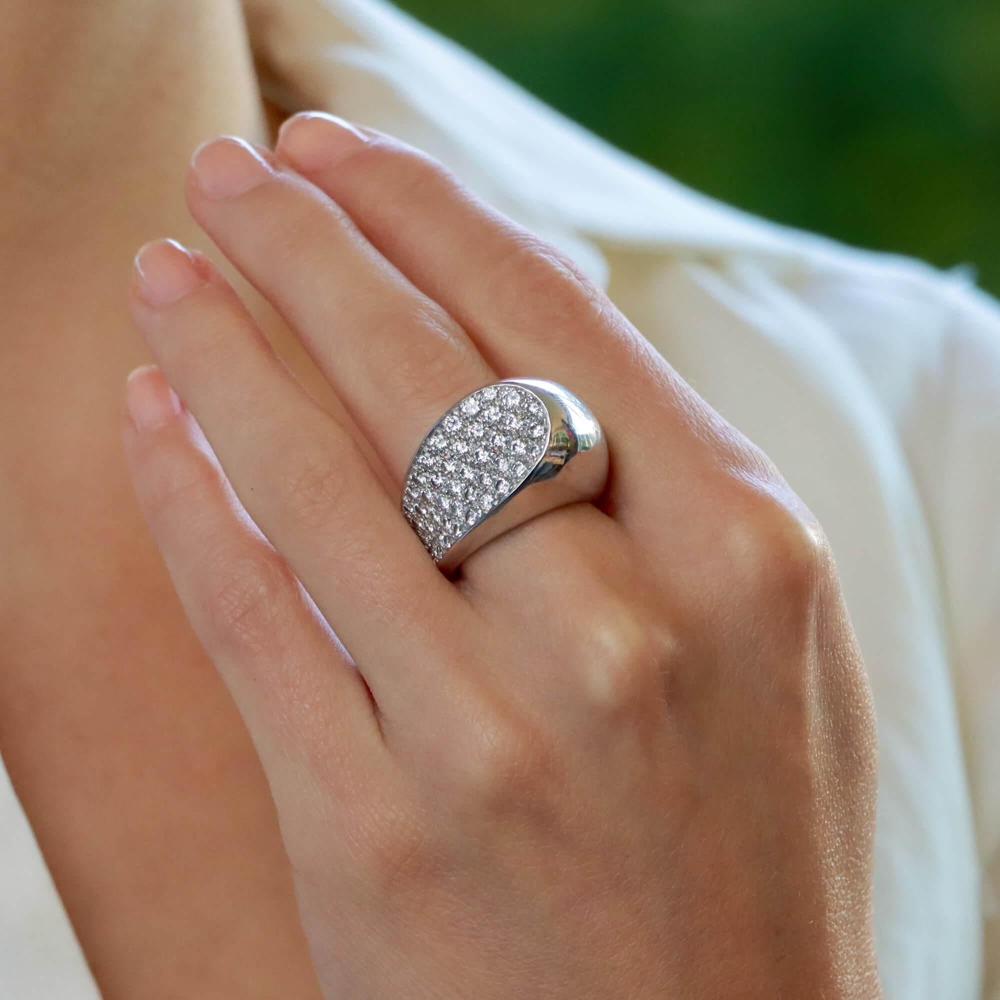 An extremely beautiful vintage Fred Paris diamond cocktail ring, set in 18k white gold.

This striking piece is pave set throughout with round brilliant cut diamonds which altogether creates this remarkable design. Once on, the piece truly comes to
