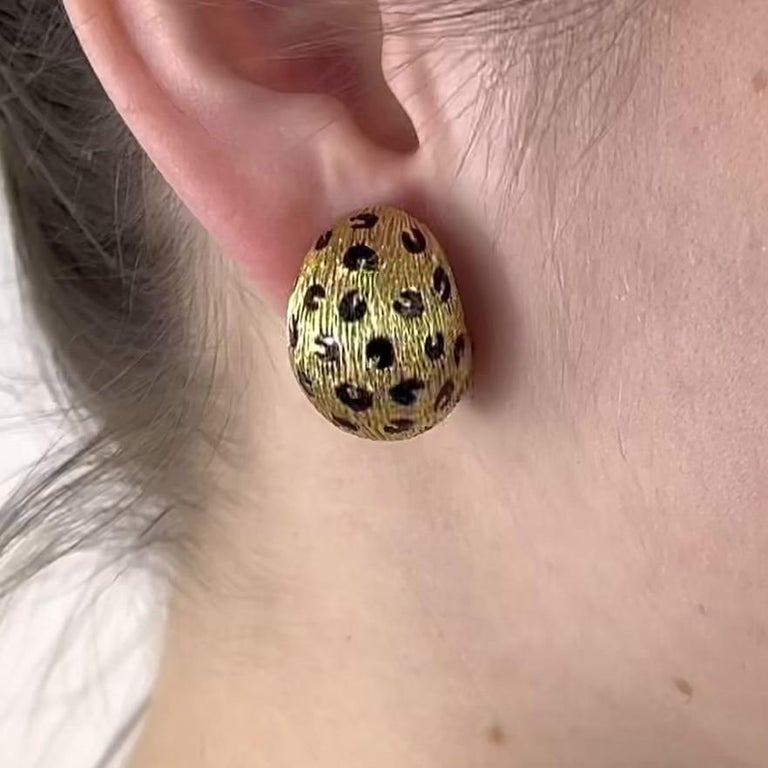 Vintage Fred Paris French 18 Karat Gold Black Enamel Leopard Clip on Earrings In Excellent Condition For Sale In Beverly Hills, CA