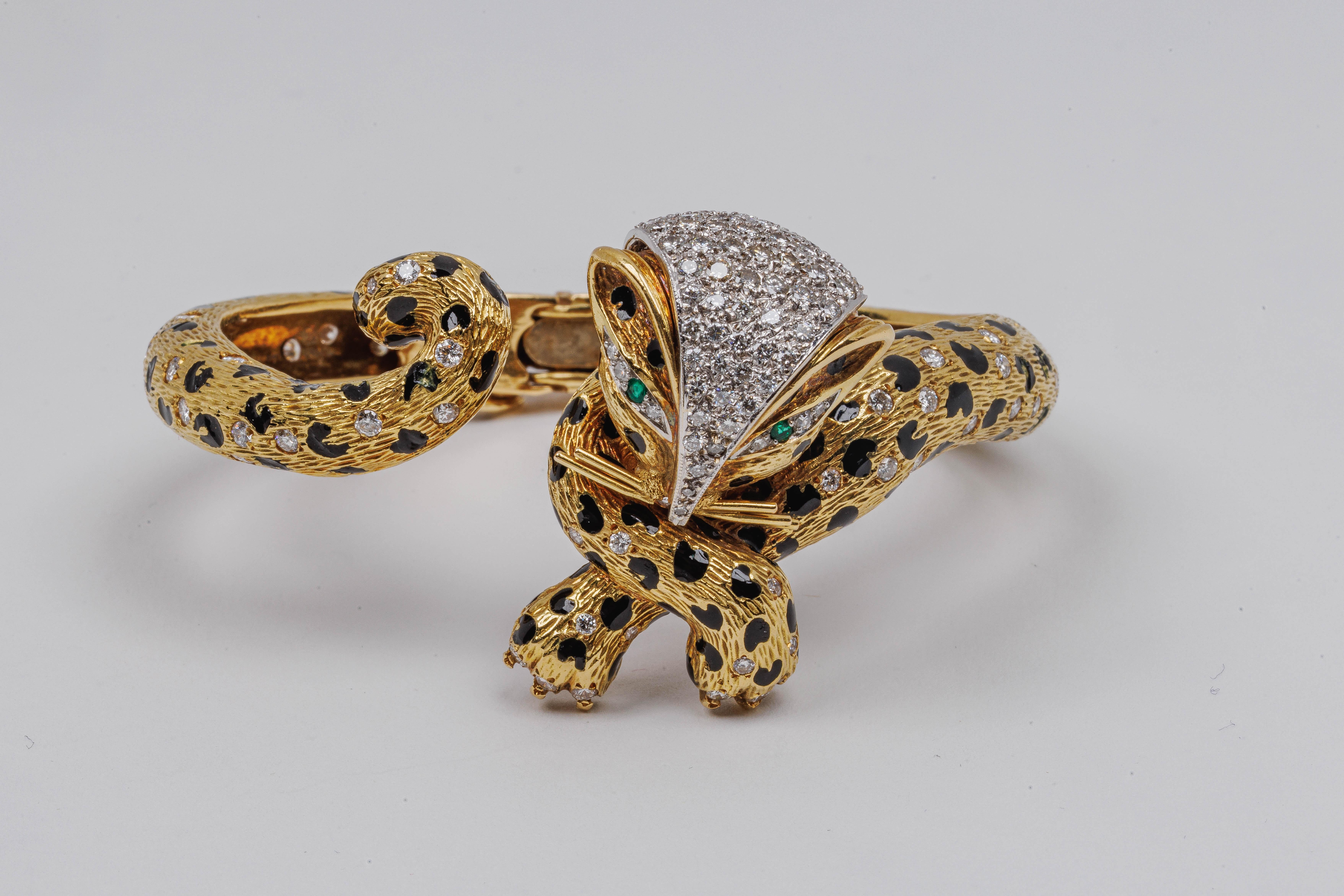 Leoparden-Armreif aus 18 Karat Gelbgold mit Smaragden und Diamanten von Fred Paris (Smaragdschliff) im Angebot