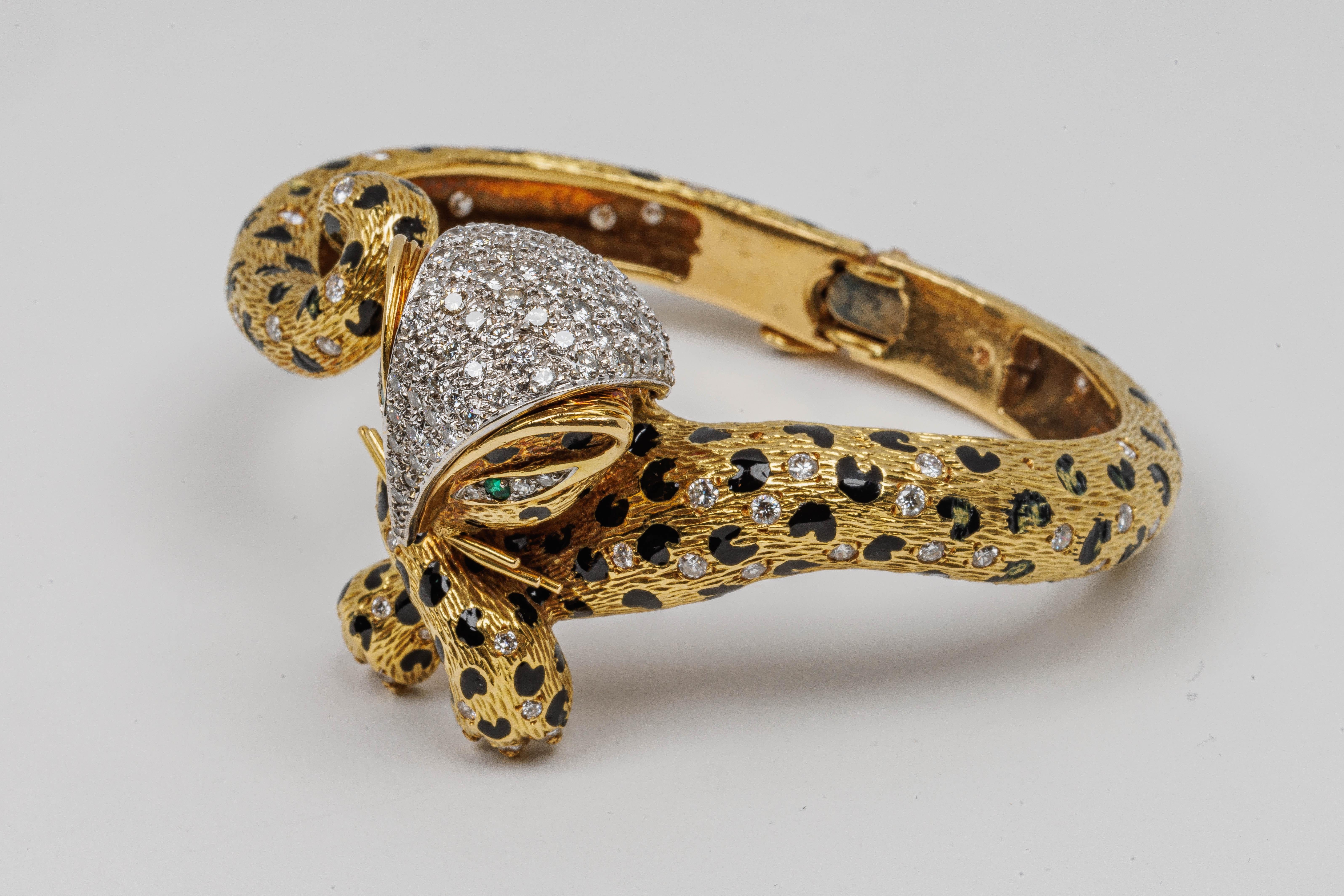 Vintage Fred Paris Leopard Bangle in 18k Yellow Gold with Emeralds and Diamonds In Good Condition For Sale In New York, NY
