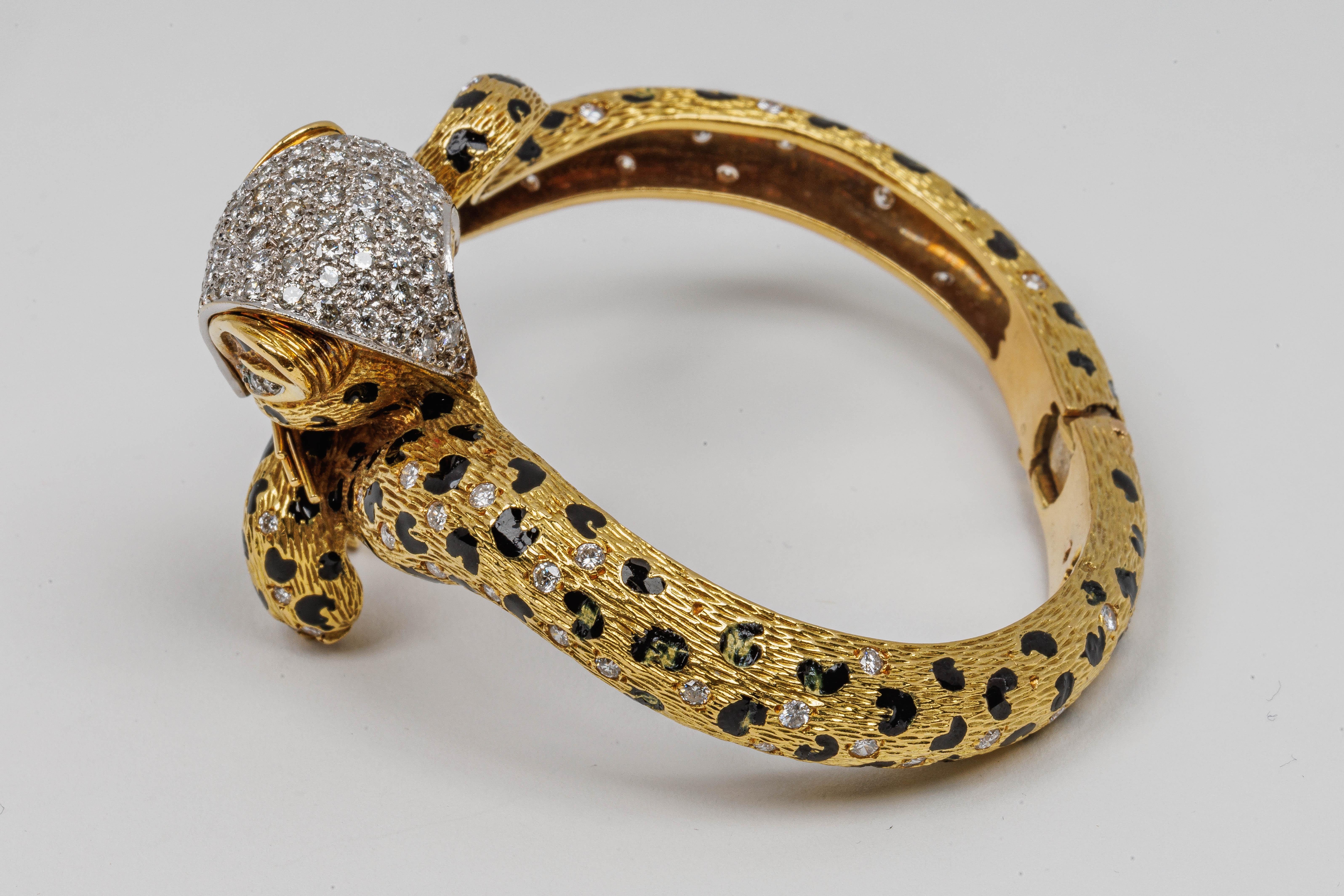 Women's Vintage Fred Paris Leopard Bangle in 18k Yellow Gold with Emeralds and Diamonds For Sale