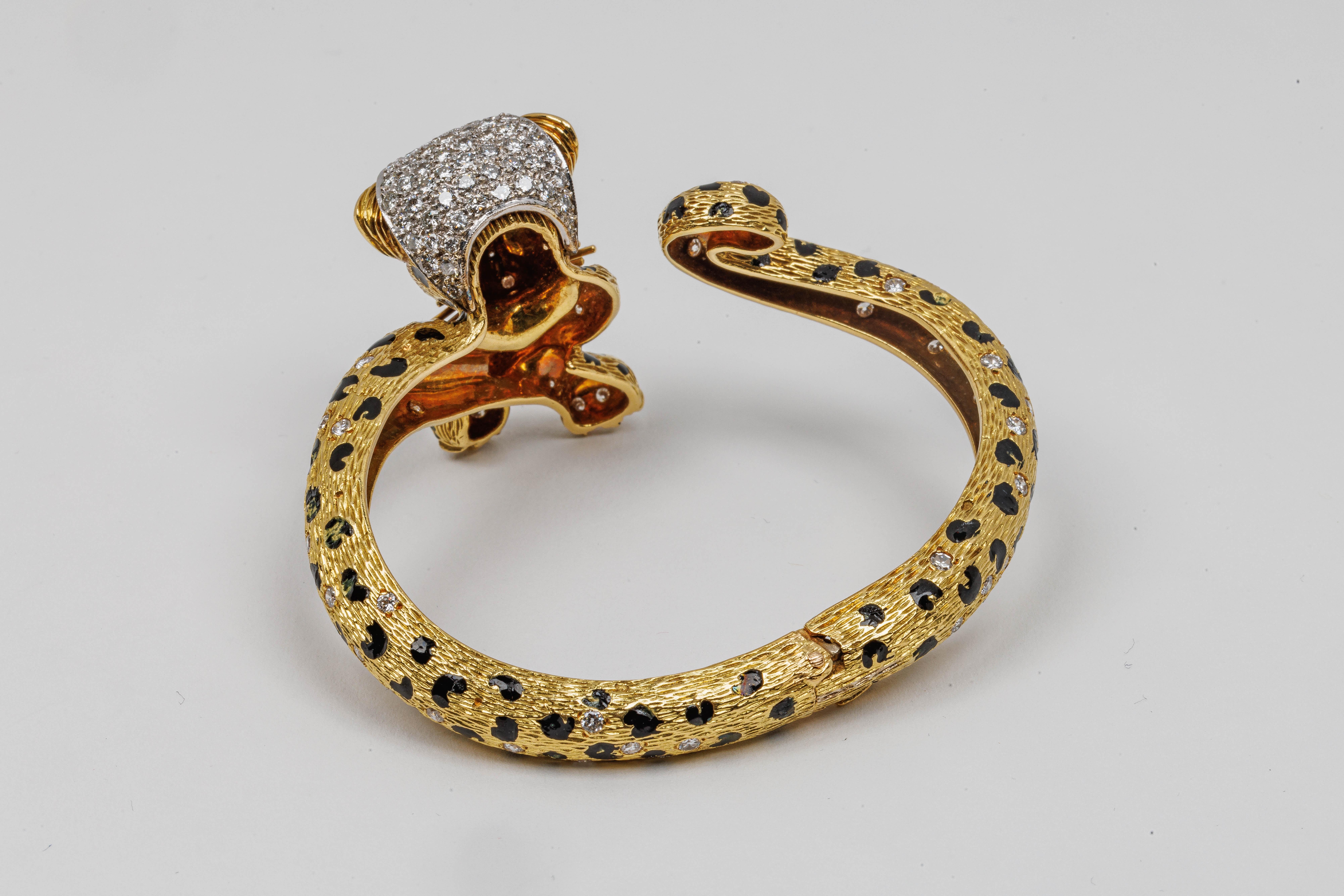 Vintage Fred Paris Leopard Bangle in 18k Yellow Gold with Emeralds and Diamonds For Sale 1