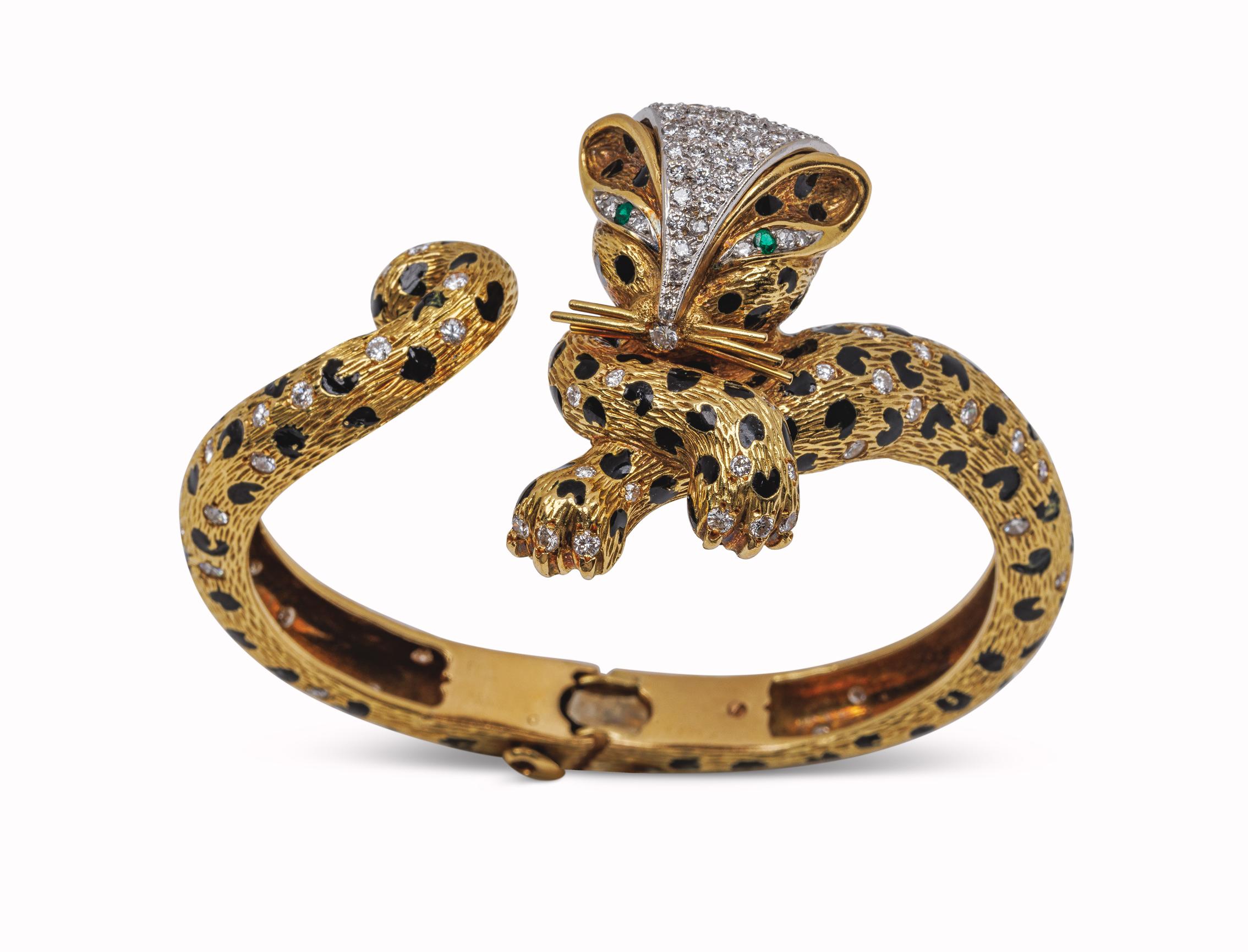 Vintage Fred Paris Leopard Bangle in 18k Yellow Gold with Emeralds and Diamonds For Sale 3