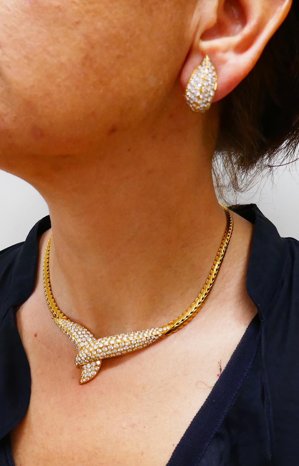 Une fascinante parure vintage de Fred Paris, en or 18 carats incrustée de diamants. 

L'ensemble se compose d'un collier et d'une paire de boucles d'oreilles à clip. Le collier Fred vintage se compose d'un tour de cou flexible réalisé à partir de