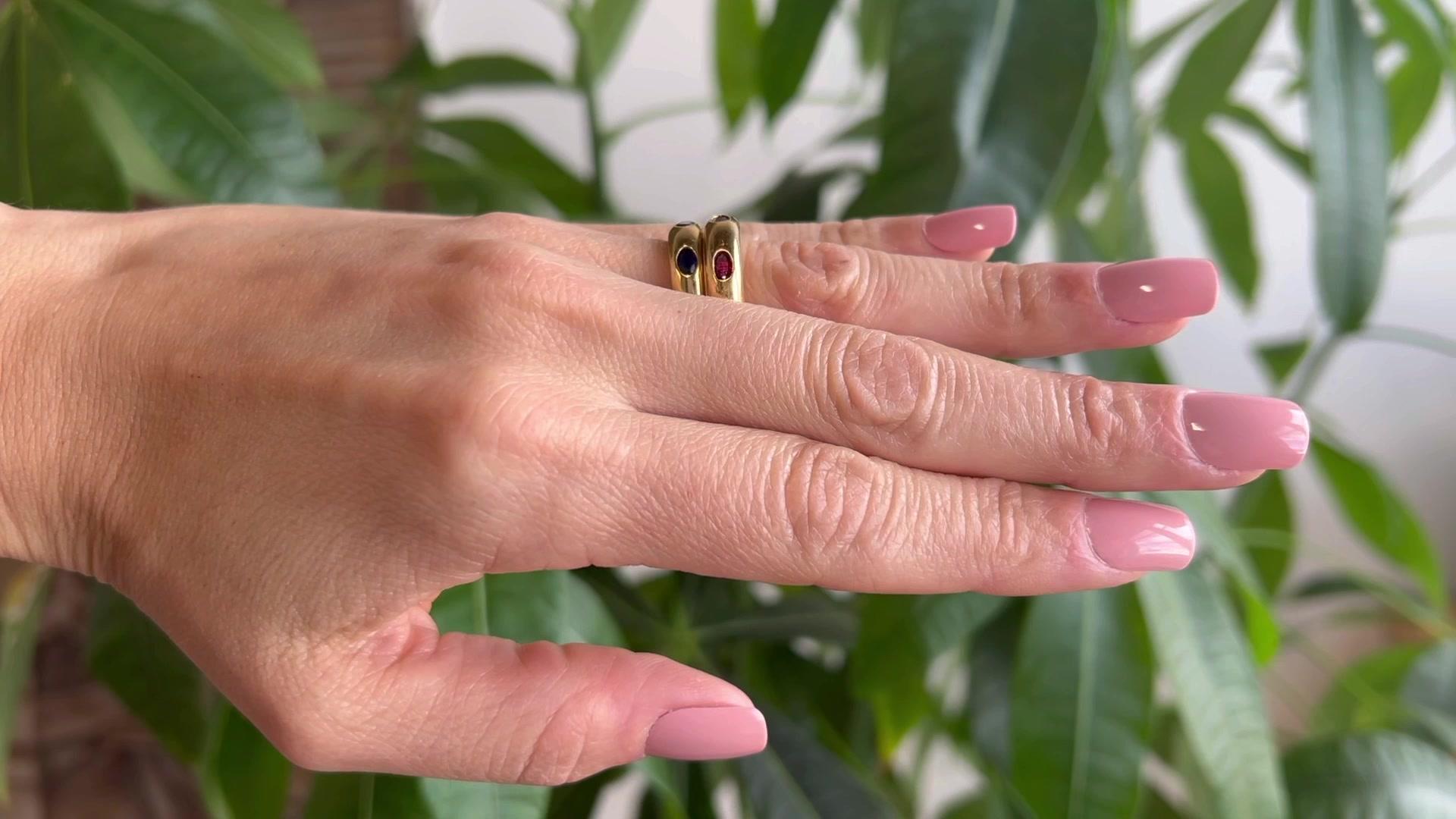 Vintage Fred Paris Sapphire Ruby 18 Karat Yellow Gold Band Ring Set In Excellent Condition In Beverly Hills, CA