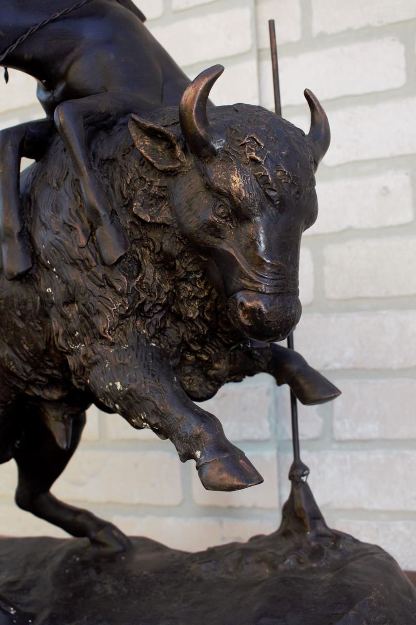 Scultura di cavallo bufalo d'epoca di Frederic Remington

Arreda il tuo salotto o il tuo ufficio con questa scultura unica di Frederic Remington che raffigura un cowboy che lotta con un cavallo e un bufalo. Questo pezzo è stato creato con un