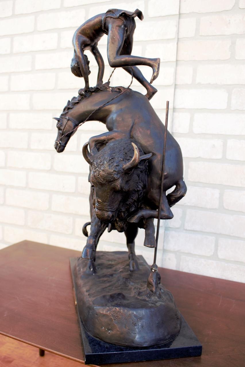 Americano Scultura di cavallo bufalo d'epoca di Frederic Remington in vendita