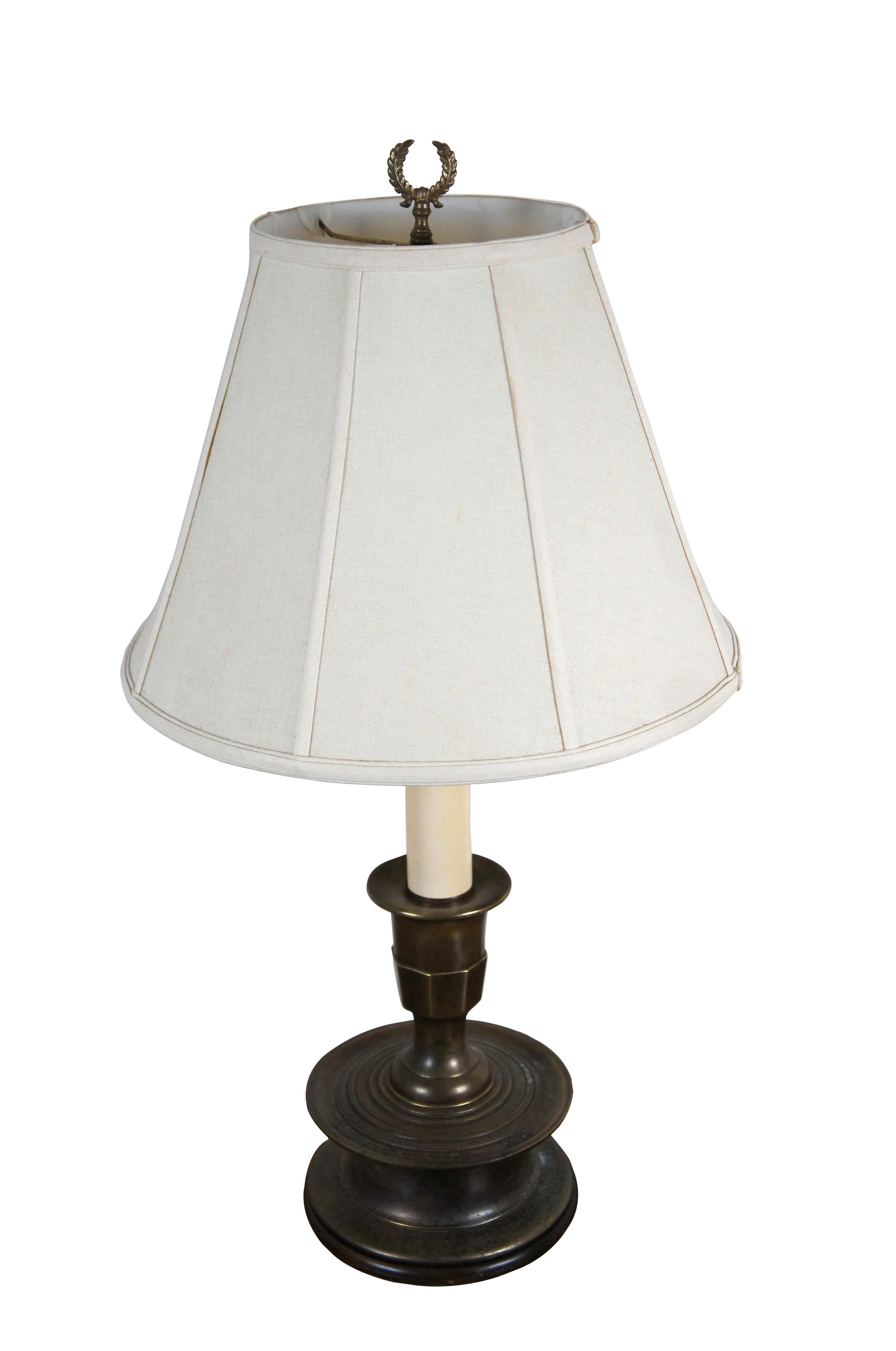 Lampada da tavolo Frederick Cooper della fine del XX secolo in stile coloniale e neoclassico con base rotonda in ottone e supporto con candela finta. Include un'arpa, una corona d'alloro e un paralume in tessuto bianco.

Dimensioni:
9