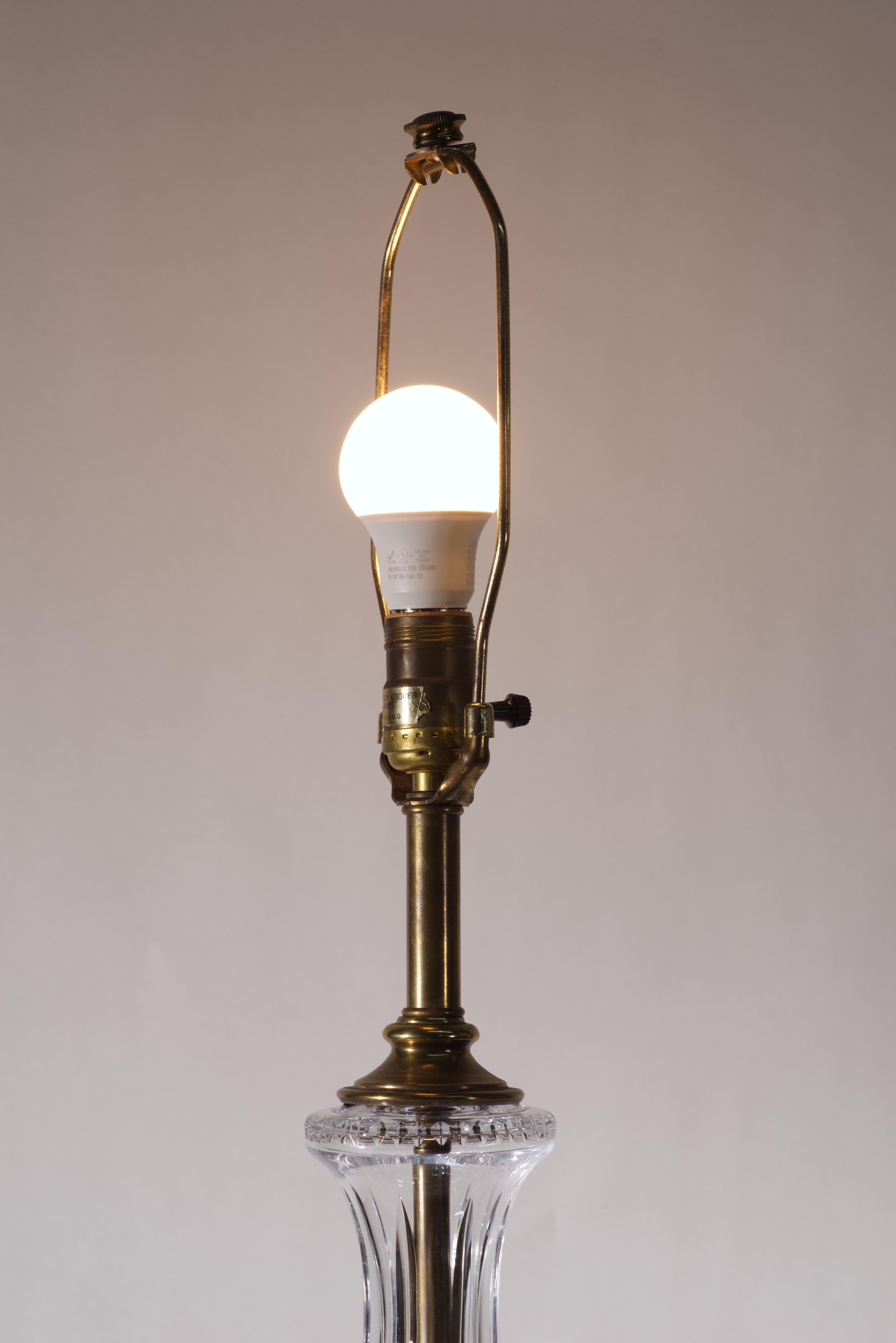 Lampada da tavolo con urna di cristallo grande Frederick Cooper vintage degli anni '50-'60 in vendita 3