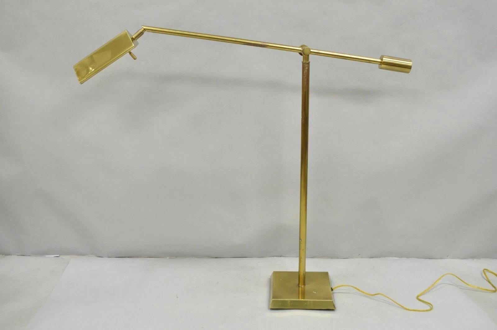 Veuillez nous envoyer un message avec votre code postal pour demander un devis plus raisonnable pour les frais d'expédition aux États-Unis.

Vintage Frederick Cooper Mid Century Modern Brass Pharmacy Floor Lamp. Circa Late 20th Century. Dimensions :