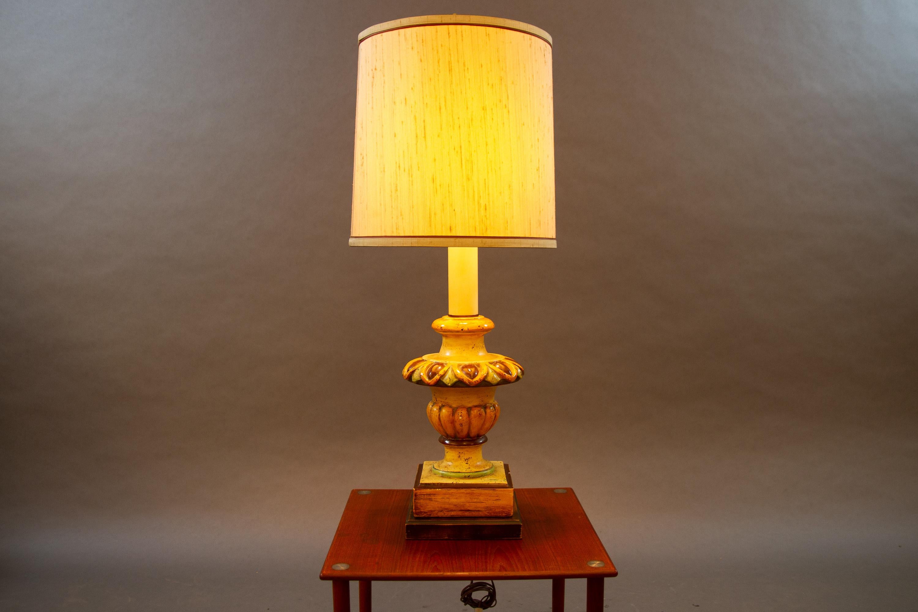 Lampe de table vintage Frederick cooper, années 1960
Grande lampe de table colorée avec un grand abat-jour original.
En état de marche. Petites entailles, veuillez voir les photos.