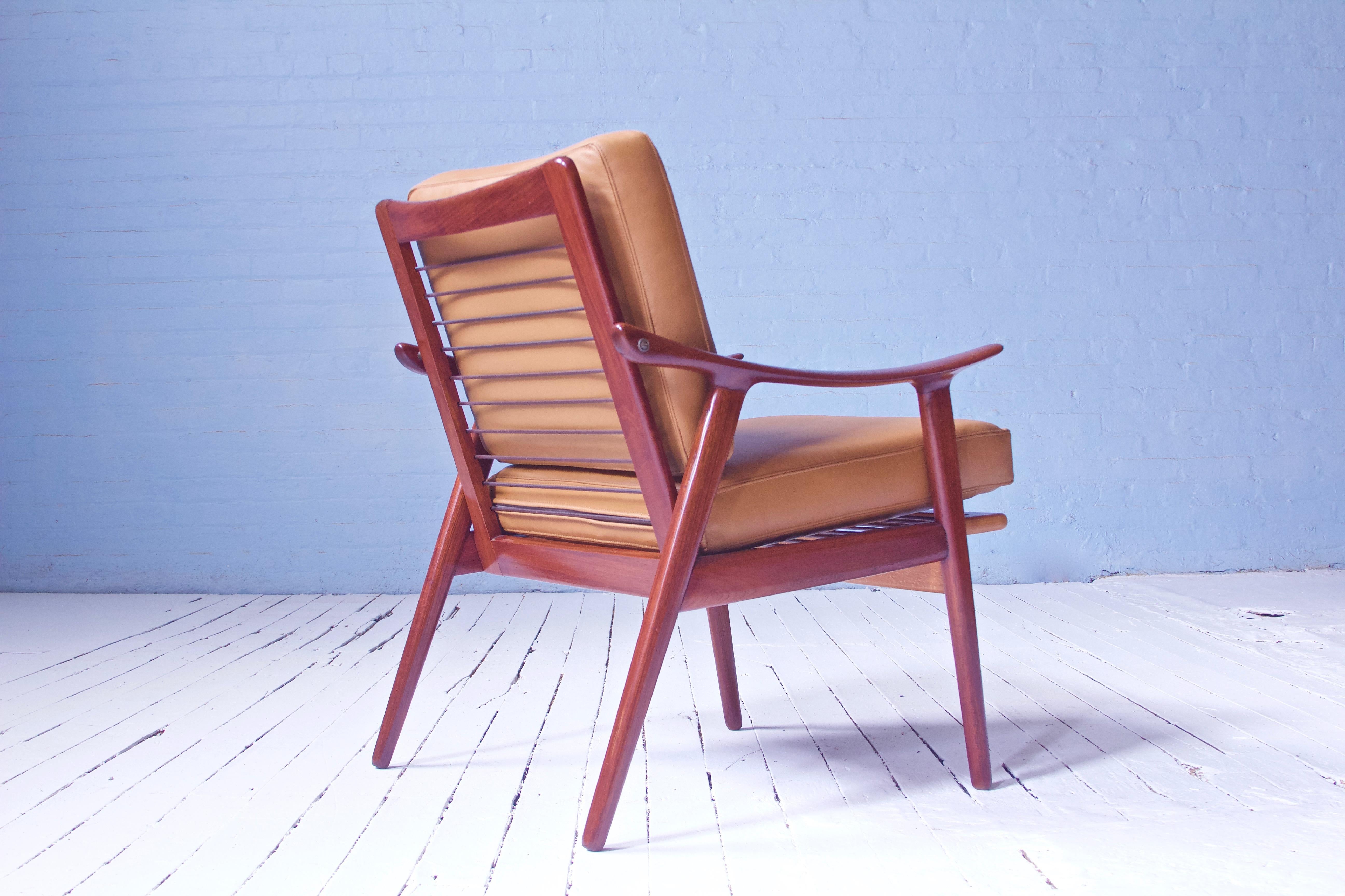 Travail du bois e fauteuil vintage Fredrik A. Kayser en teck, cuir et laiton n° 563, Norvège, années 1950 en vente