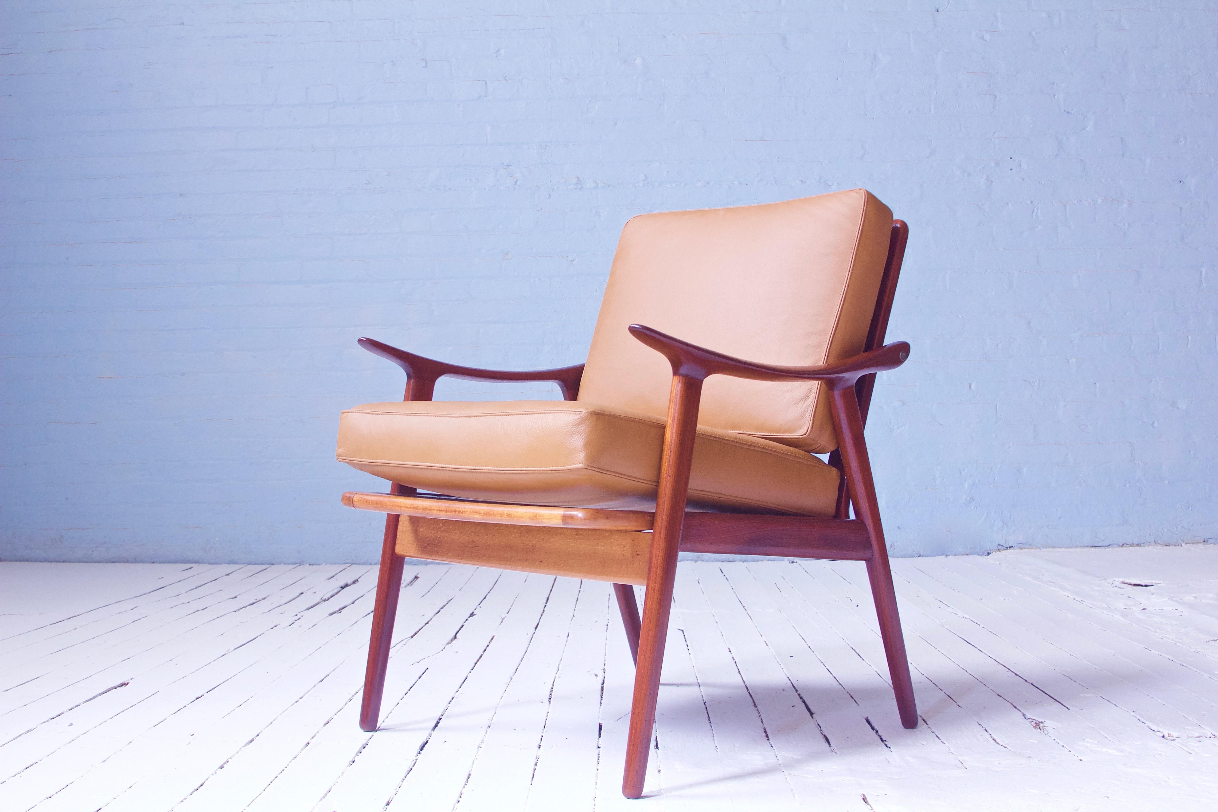 Fredrik A. Kayser, Easy Chair #563 aus Teakholz, Leder und Messing, Norwegen, 1950er Jahre im Zustand „Gut“ im Angebot in Brooklyn, NY