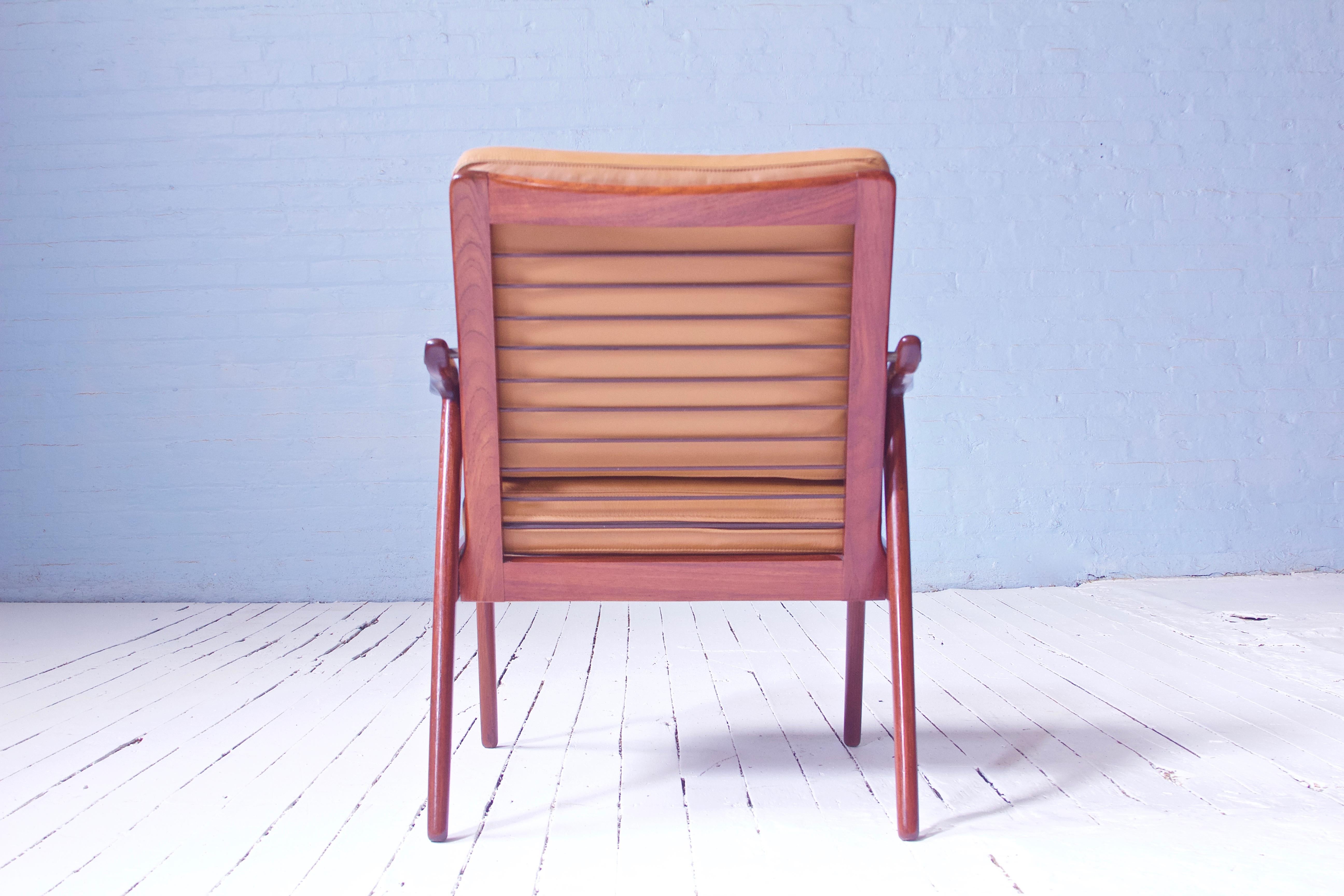 Milieu du XXe siècle e fauteuil vintage Fredrik A. Kayser en teck, cuir et laiton n° 563, Norvège, années 1950 en vente