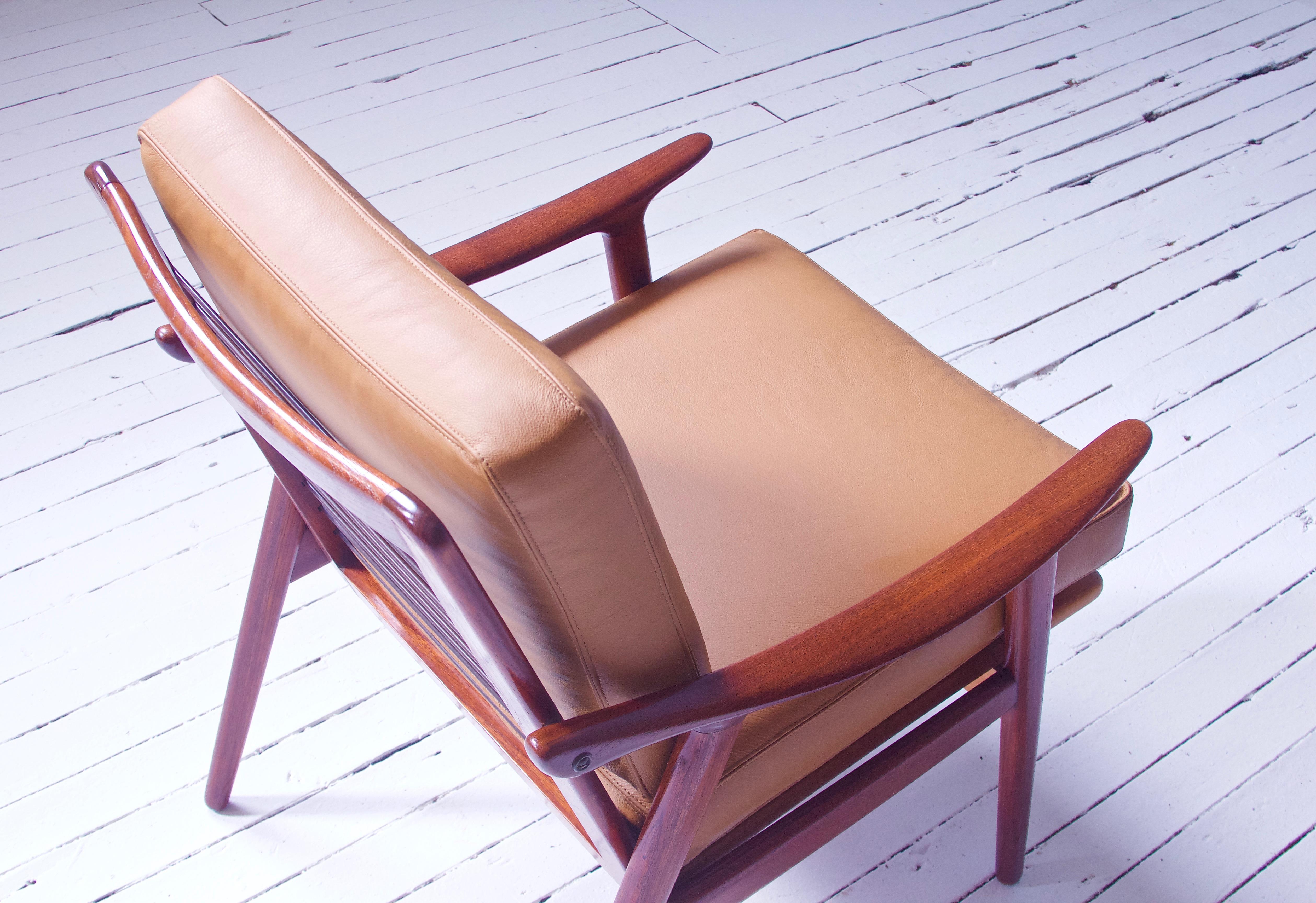 Cuir e fauteuil vintage Fredrik A. Kayser en teck, cuir et laiton n° 563, Norvège, années 1950 en vente