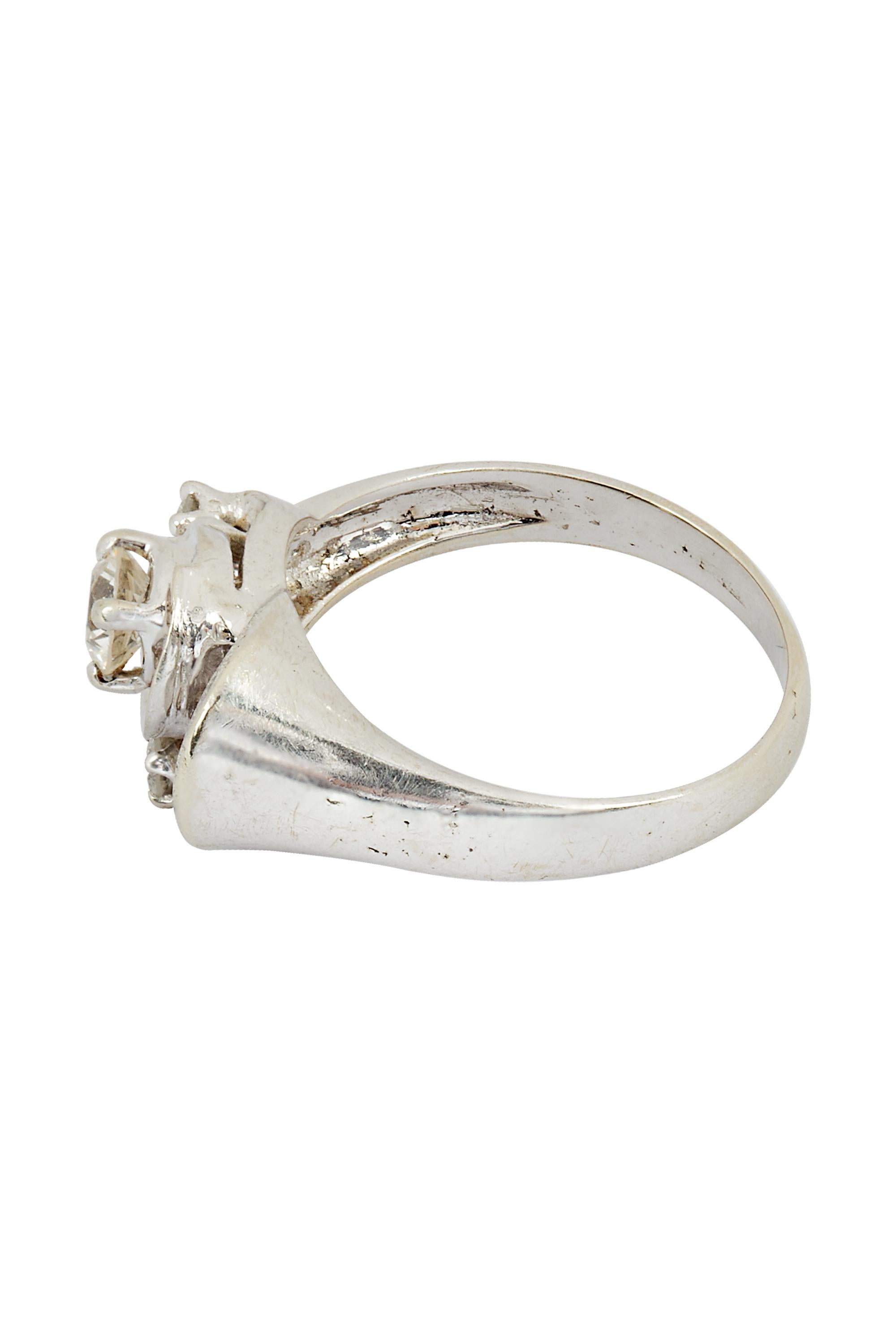 Retro Vintage Free-Flowing Diamond Etching Ring For Sale