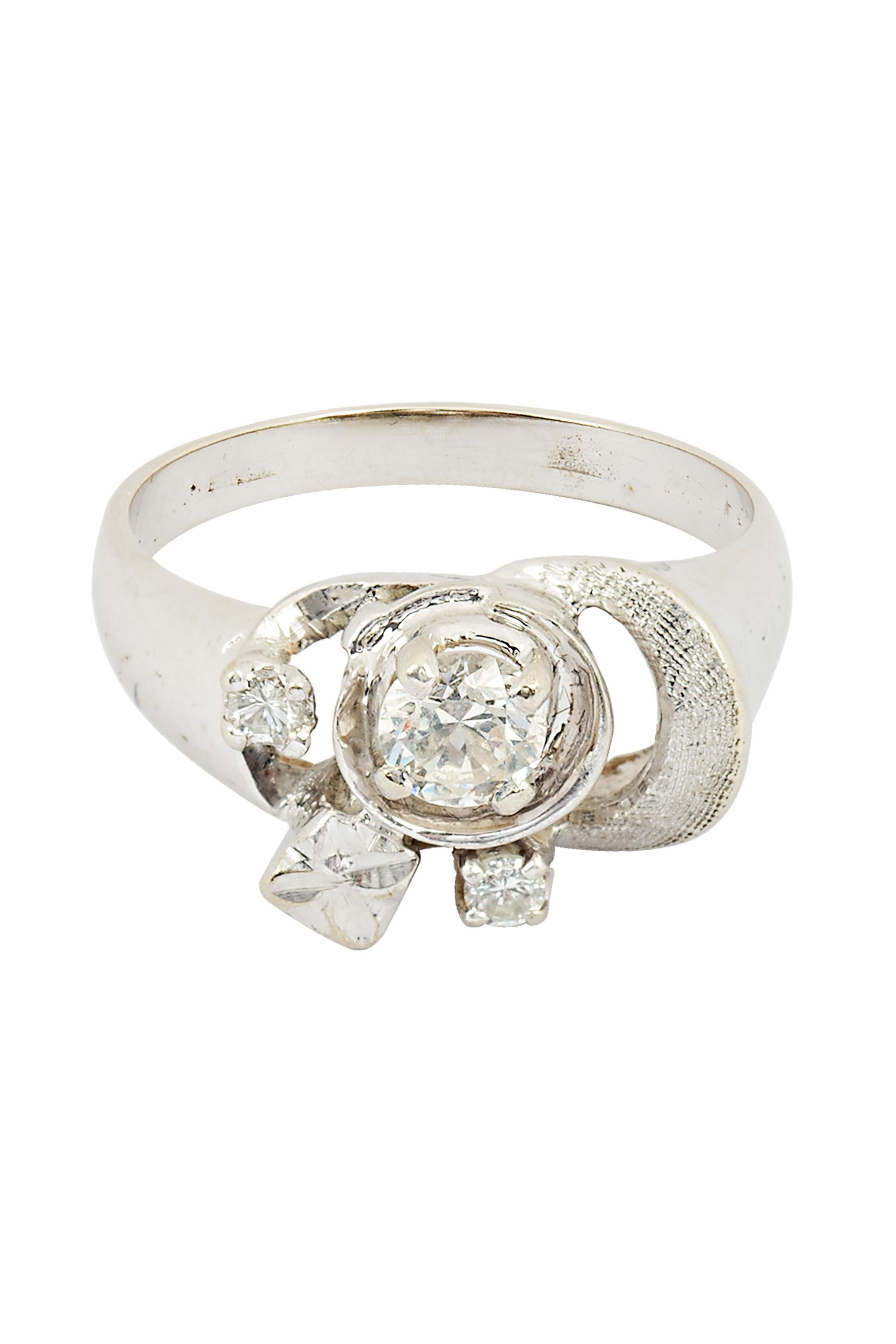 Round Cut Vintage Free-Flowing Diamond Etching Ring For Sale