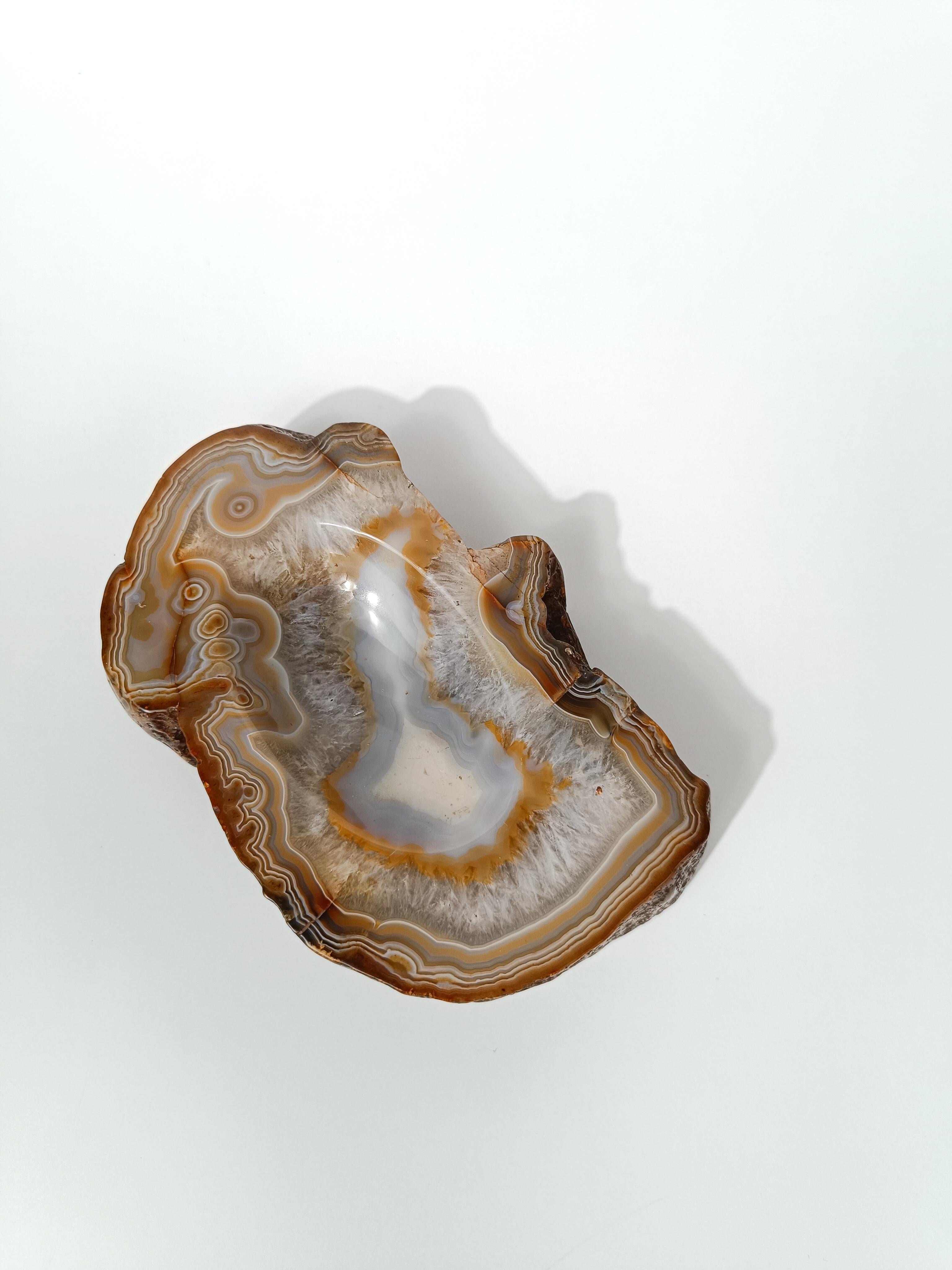 20th Century Vintage Freeform Ashtray in Natural Carved Agate with Organic Rough Edges For Sale