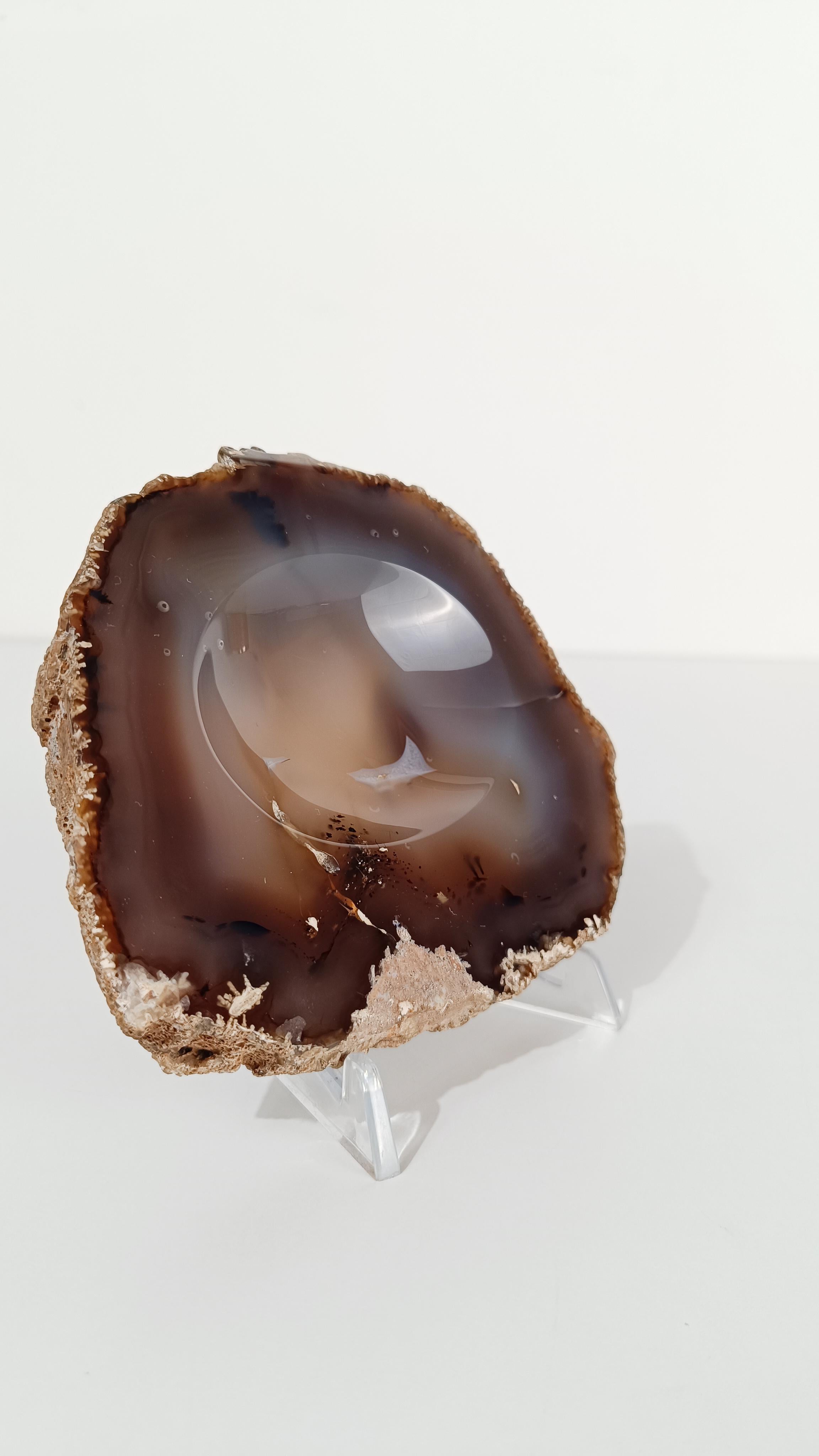 Vintage Freeform Ashtray in Natural Carved Agate with Organic Rough Edges In Good Condition For Sale In Roma, IT