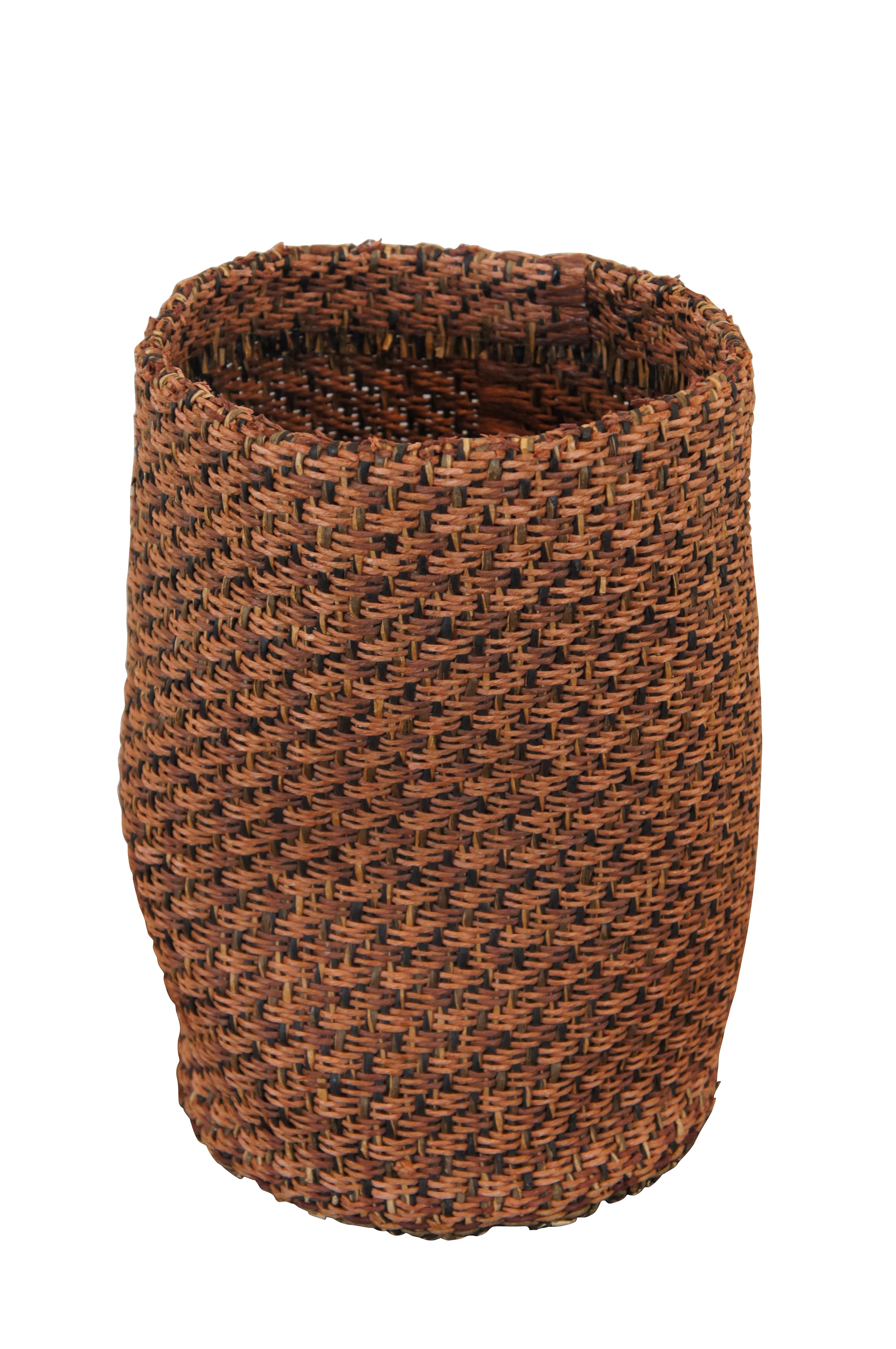 Vintage freeform waste / trash basket or storage bin.  Made of sisal / rattan / wicker featuring soft walls and wood base. 

DIMENSIONS

10.5” x 15.5” (Diameter x Height)