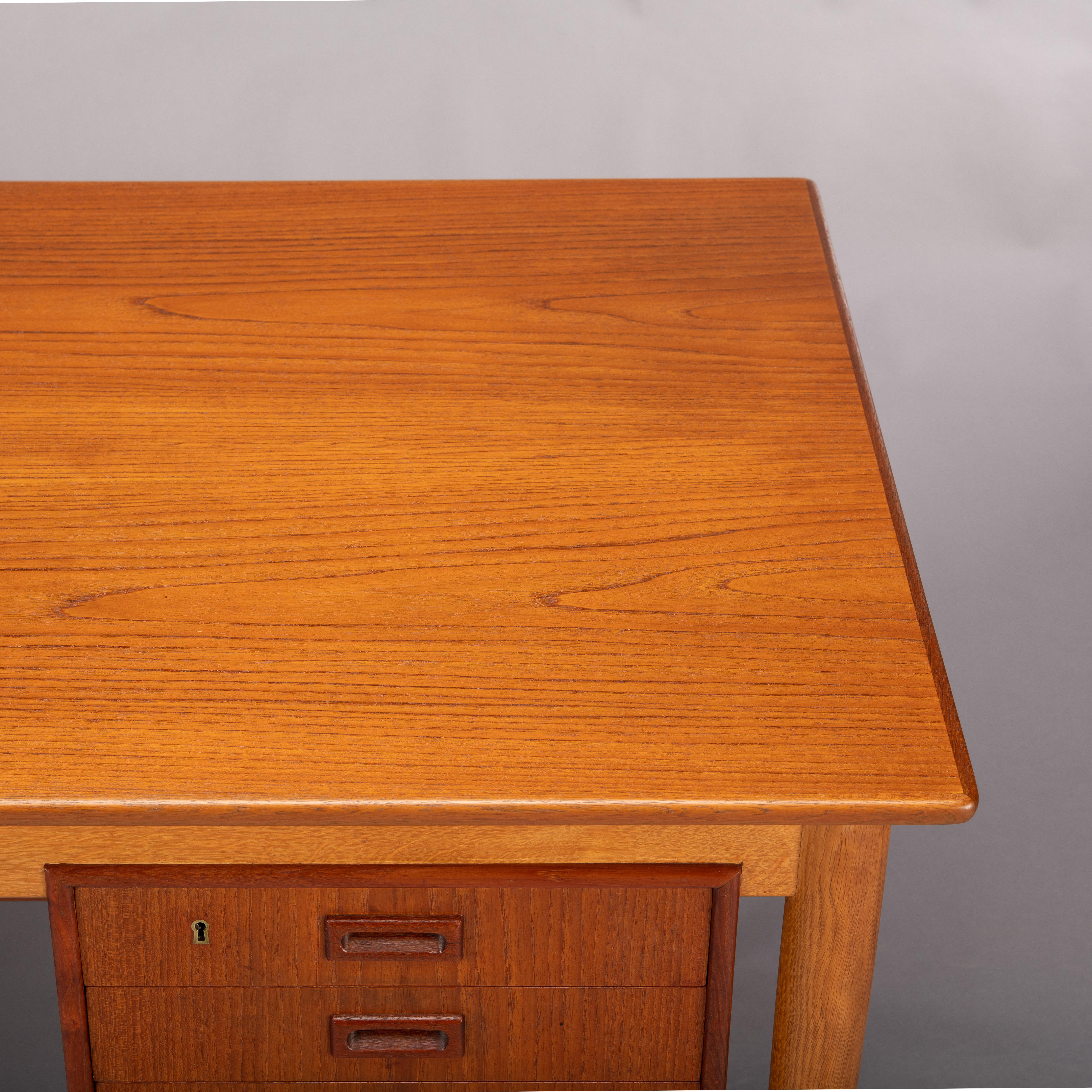 Veneer Vintage Freestanding Danish Design Desk in Teak with Oak, 1960s