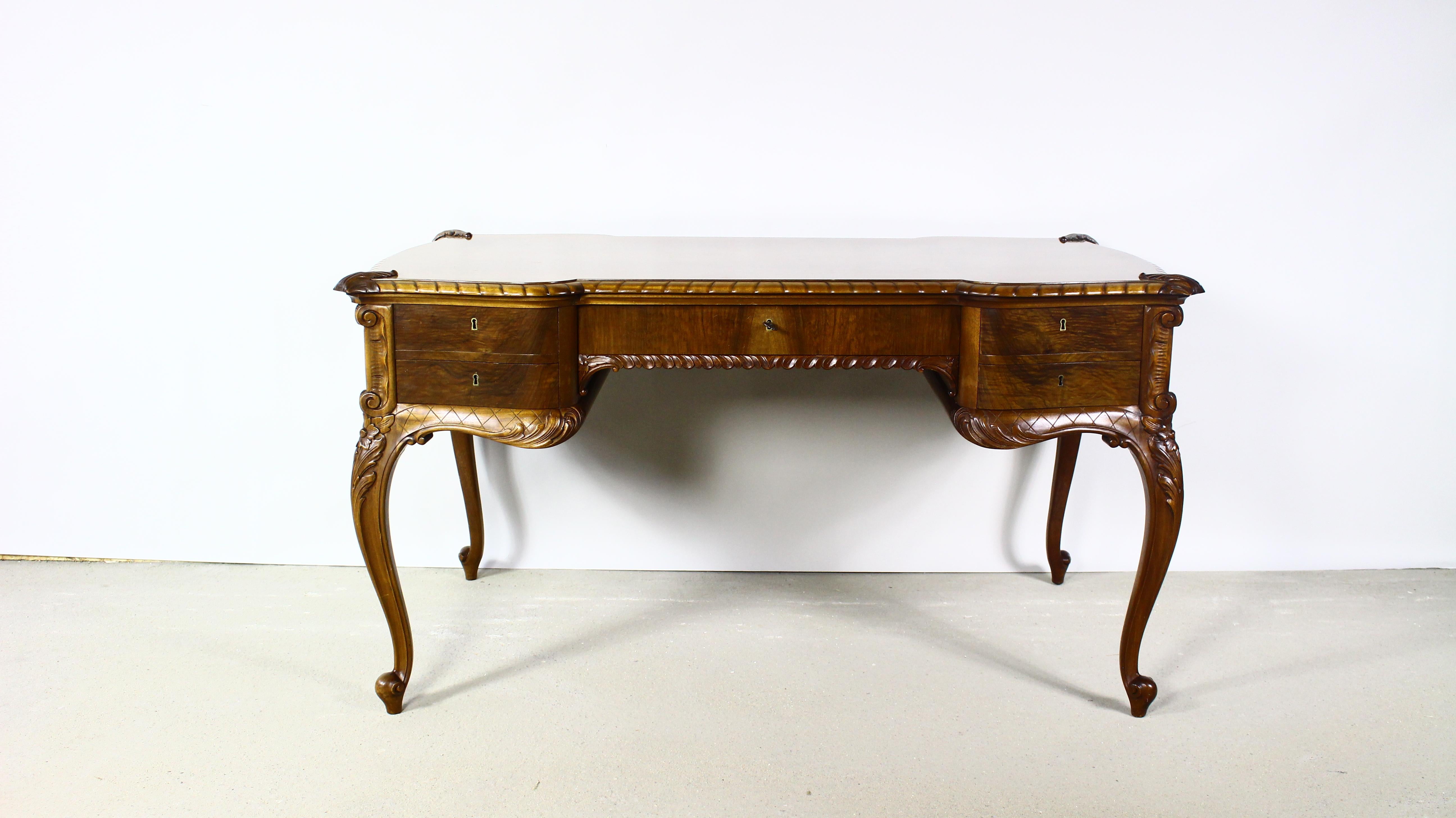 Schöner antiker Schreibtisch im Stil von Louis XV.
Reiche Verzierungen, gerippte Nieten.
Die Ecke ist mit Pflanzenmotiven verziert.
Zweiseitiger Schreibtisch, der z.B. im Arbeitszimmer als freistehendes Möbel verwendet werden kann.
Fünf Schubladen,