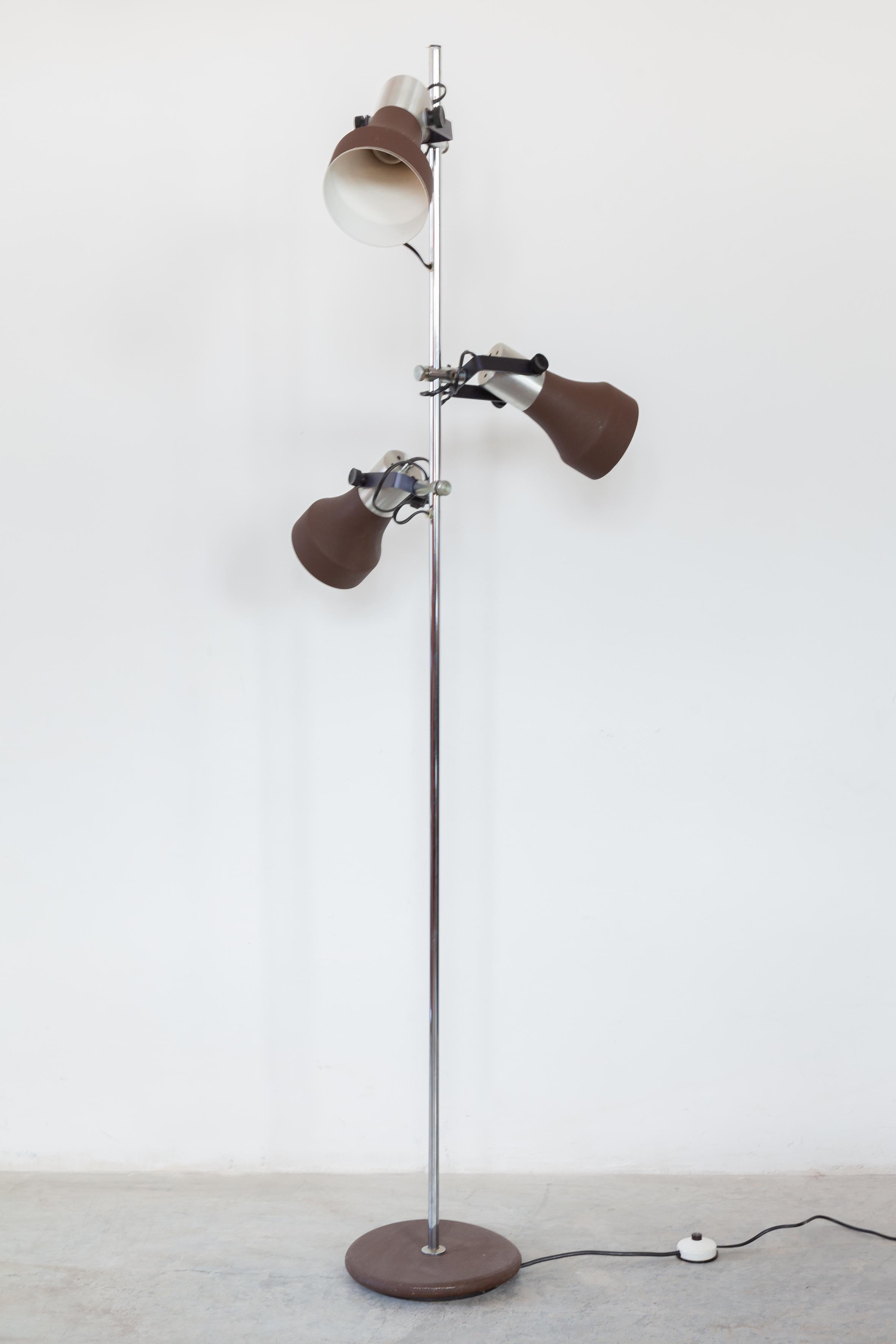 Vintage chrome plating and brown lacquered metal floor lamp with 3 adjustable spots.
Measurements: Height 160 cm.
It makes this lamp the ideal chair side reading lamp or desk lamp.
  