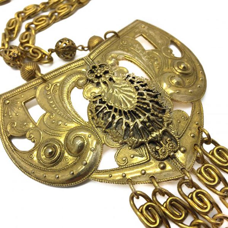 Love this piece! An utterley spellbinding statement Etruscan style Freirich gilt necklace. Dating to the 1960s. Featuring intricate detailing to the long metalwork chain and also the rather grandiose plaque pendant and cascading tassels. This beauty