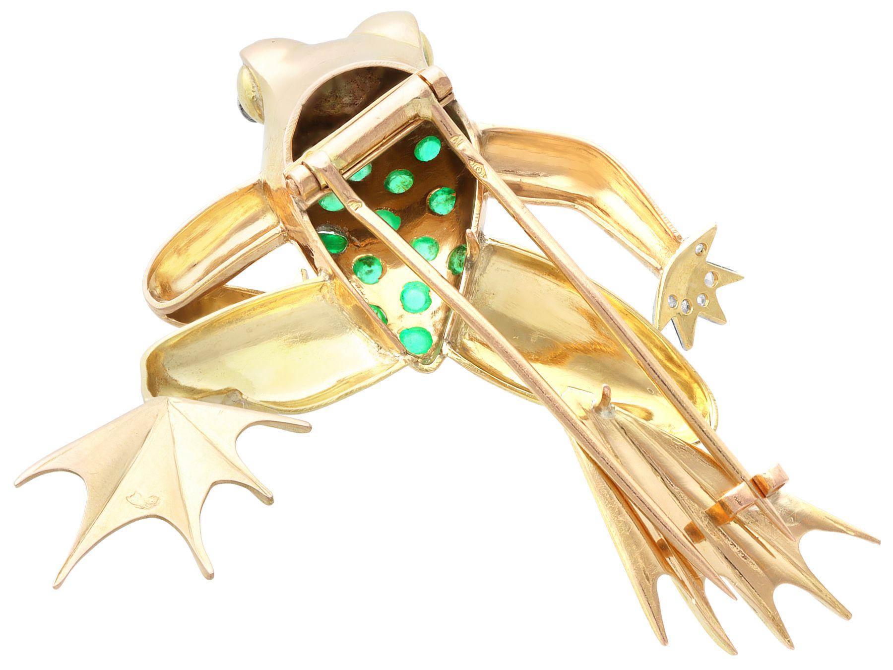 Women's or Men's Vintage French 0.75 Carat Emerald and 0.11 Carat Diamond Yellow Gold Frog Brooch For Sale