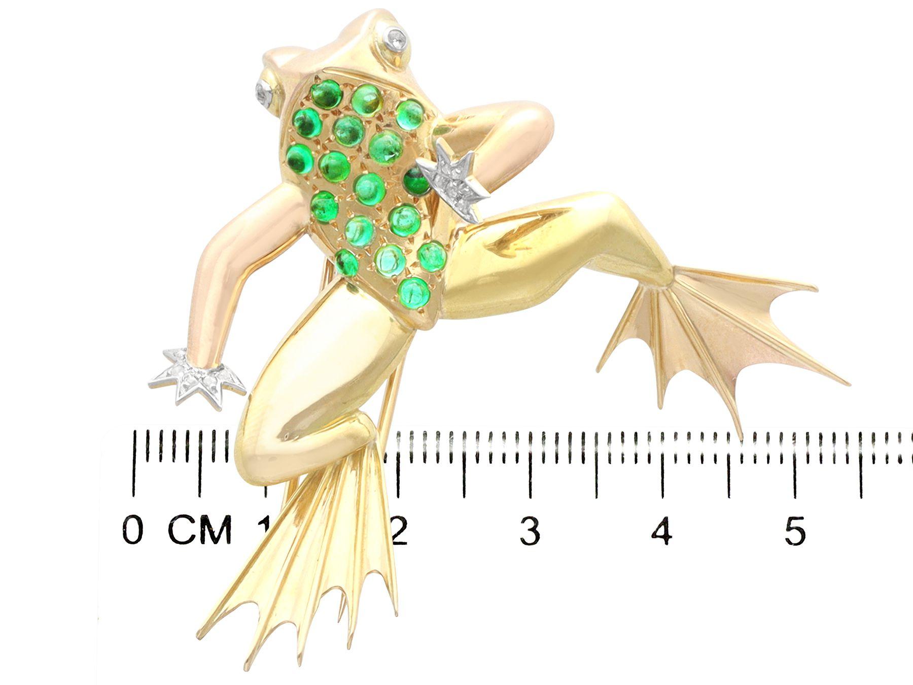 Vintage French 0.75 Carat Emerald and 0.11 Carat Diamond Yellow Gold Frog Brooch For Sale 2